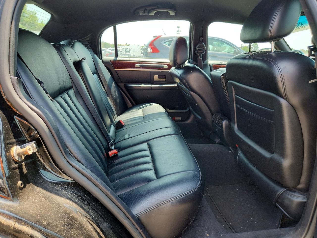 2004 Lincoln Town Car Executive Black vin: 1LNHM81W84Y604102