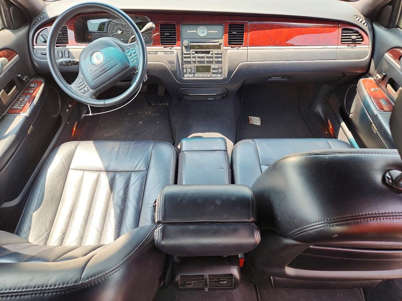 2004 Lincoln Town Car Executive Black vin: 1LNHM81W84Y604102