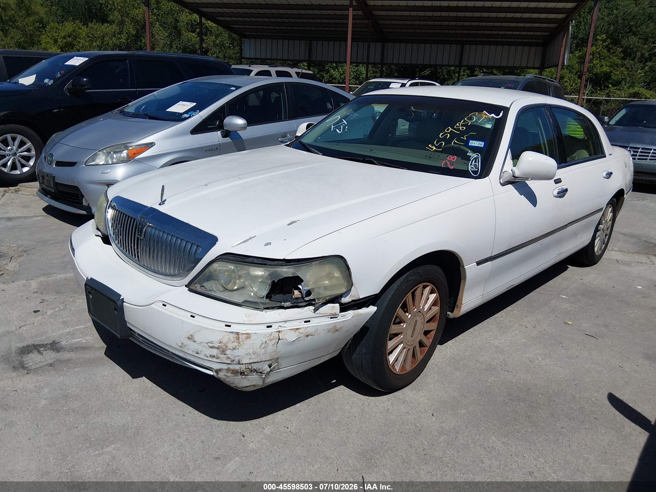 2004 Lincoln Town Car Signature Белый vin: 1LNHM81W84Y623748