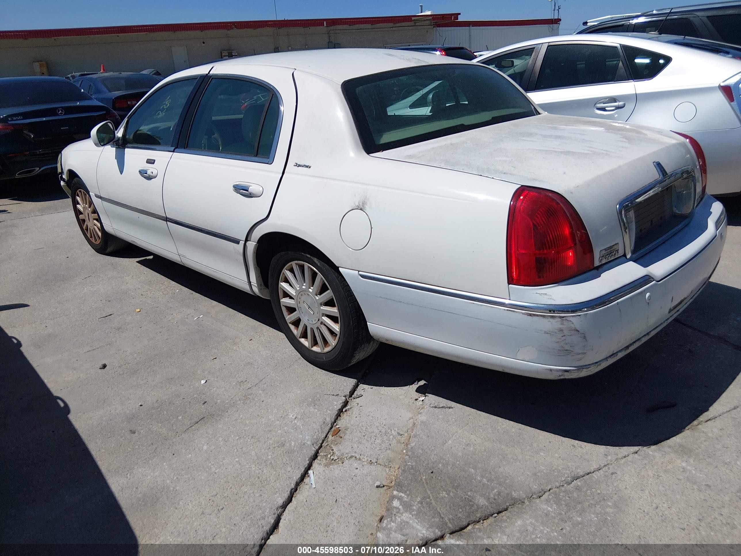 2004 Lincoln Town Car Signature Белый vin: 1LNHM81W84Y623748