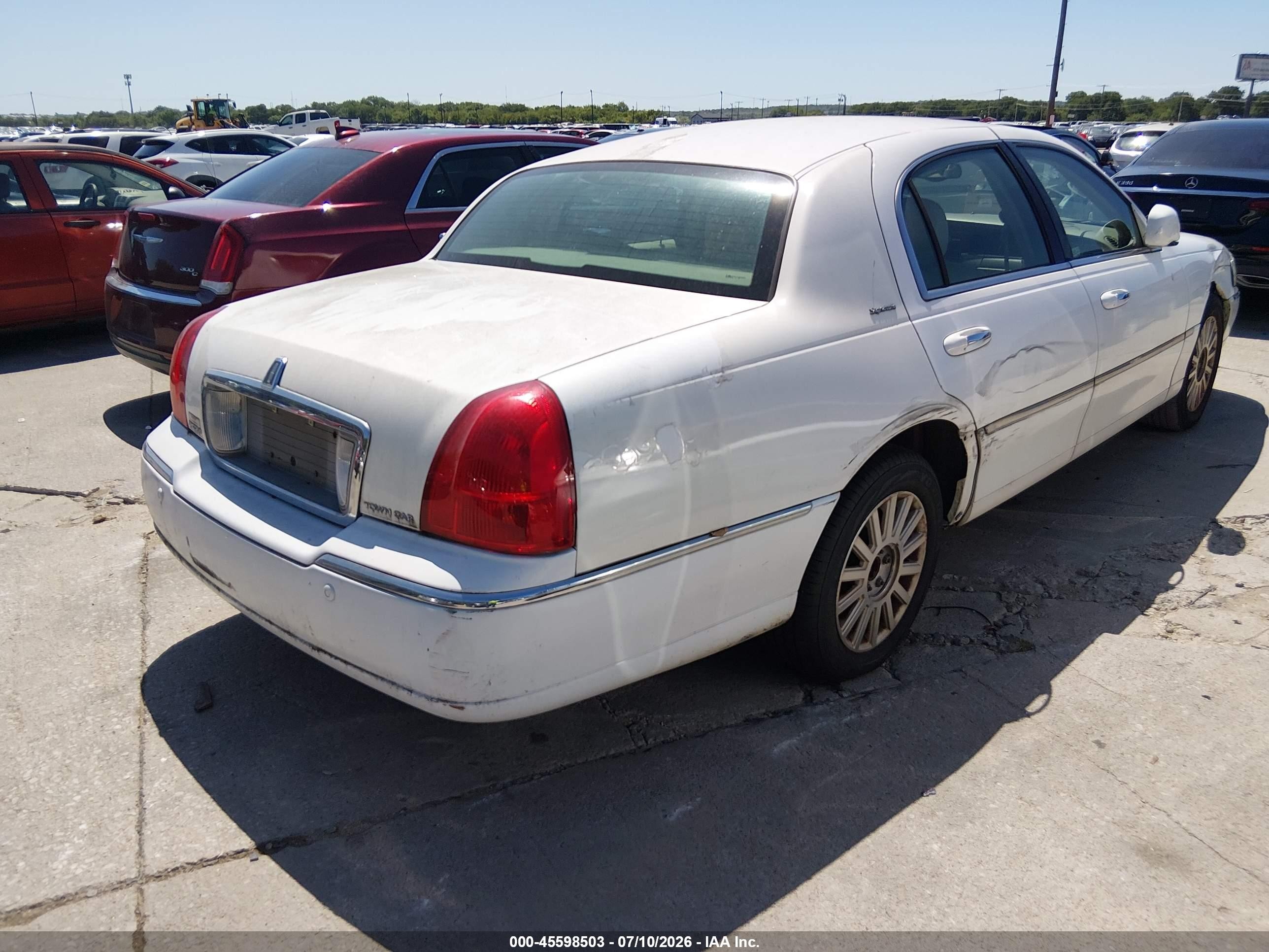 2004 Lincoln Town Car Signature Белый vin: 1LNHM81W84Y623748