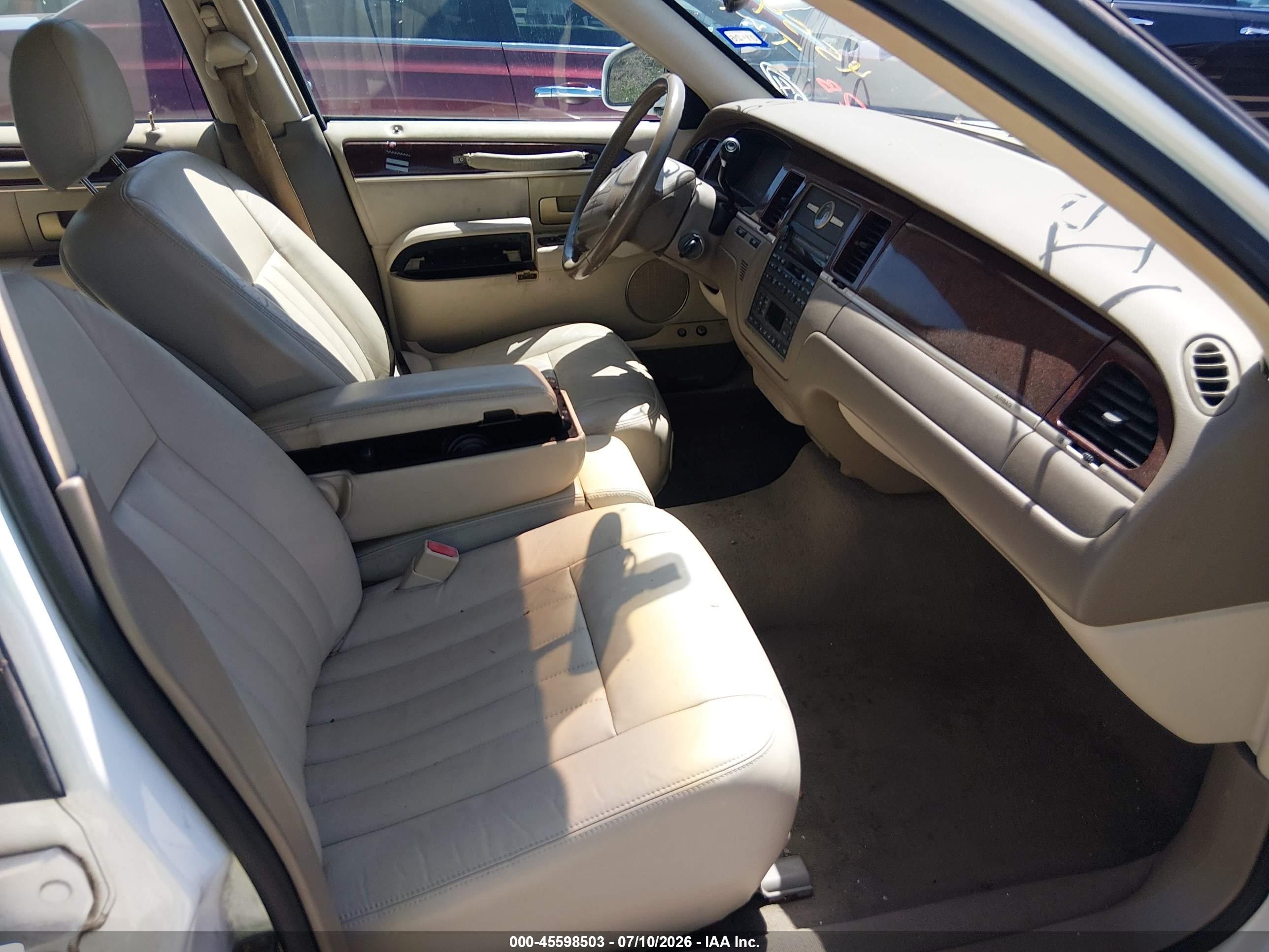2004 Lincoln Town Car Signature Белый vin: 1LNHM81W84Y623748