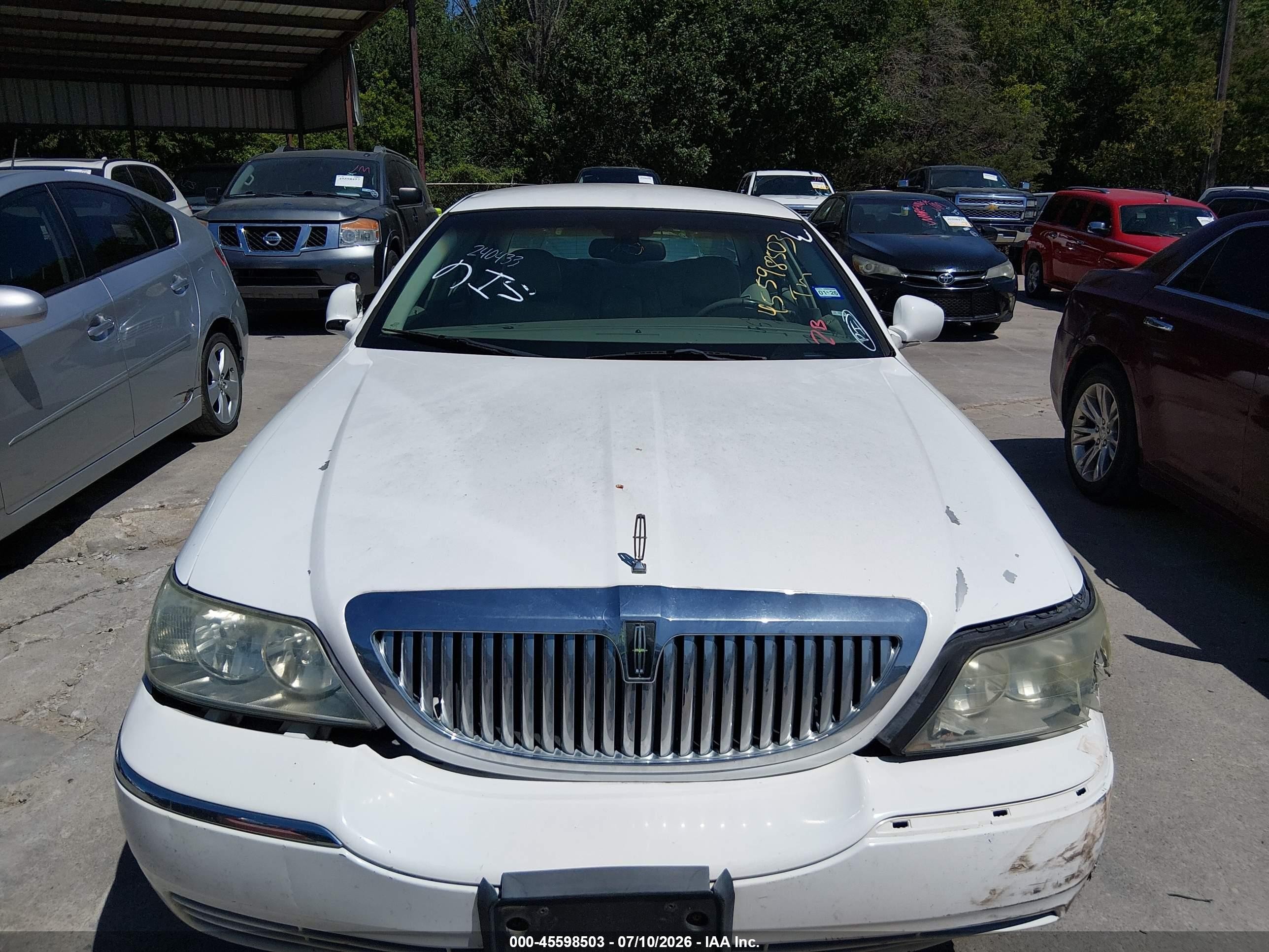 2004 Lincoln Town Car Signature Белый vin: 1LNHM81W84Y623748
