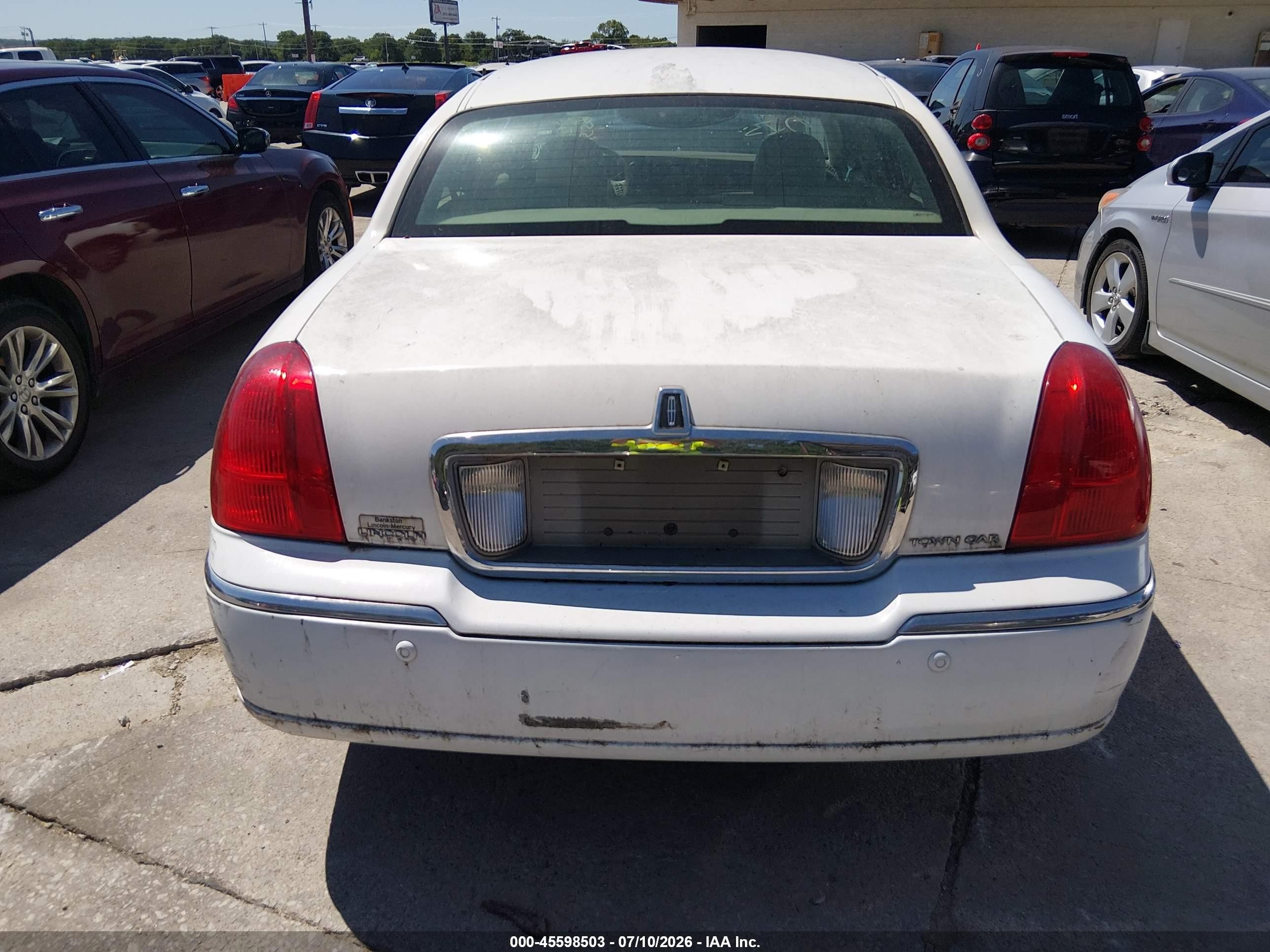 2004 Lincoln Town Car Signature Белый vin: 1LNHM81W84Y623748