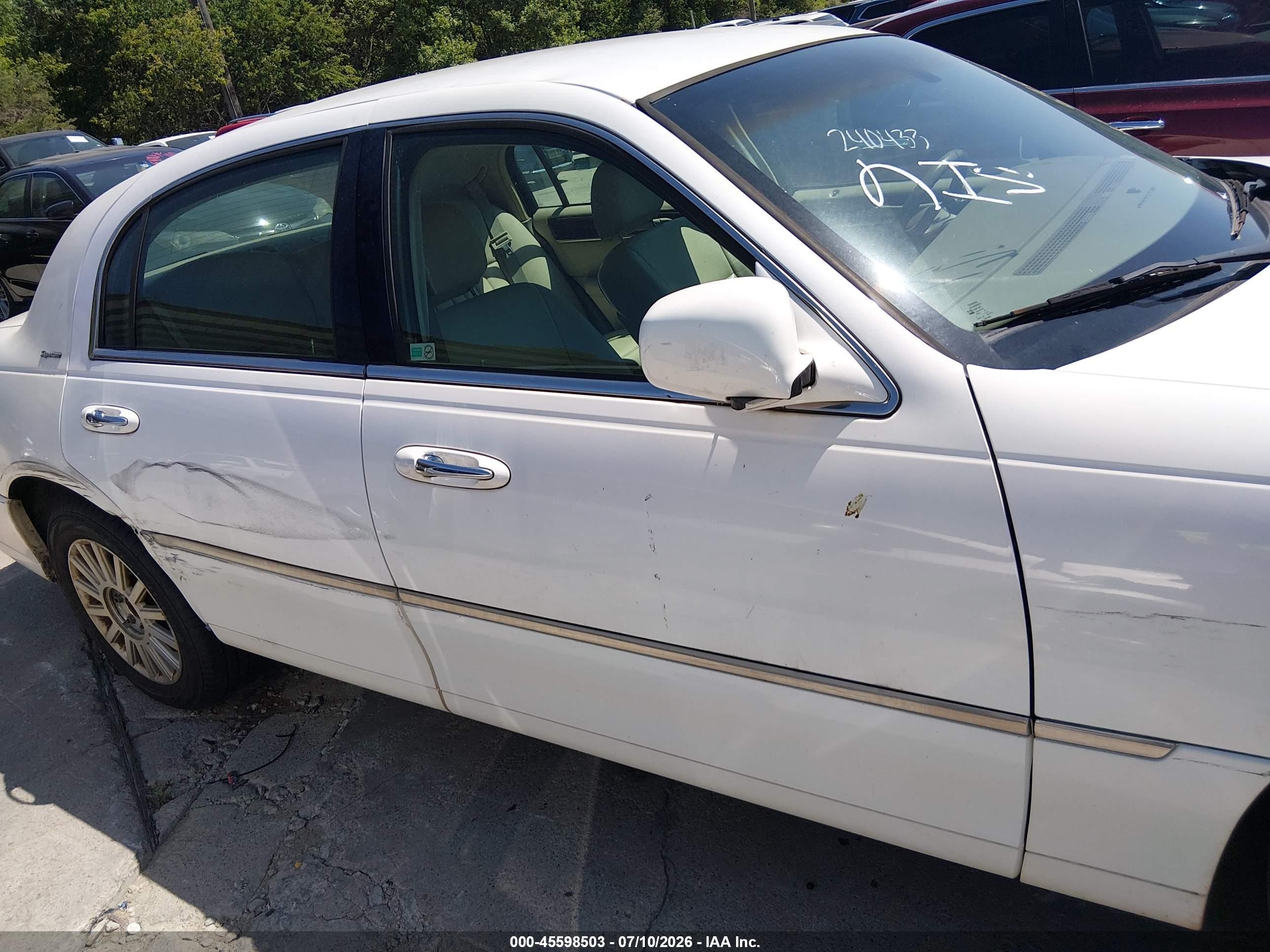 2004 Lincoln Town Car Signature Белый vin: 1LNHM81W84Y623748