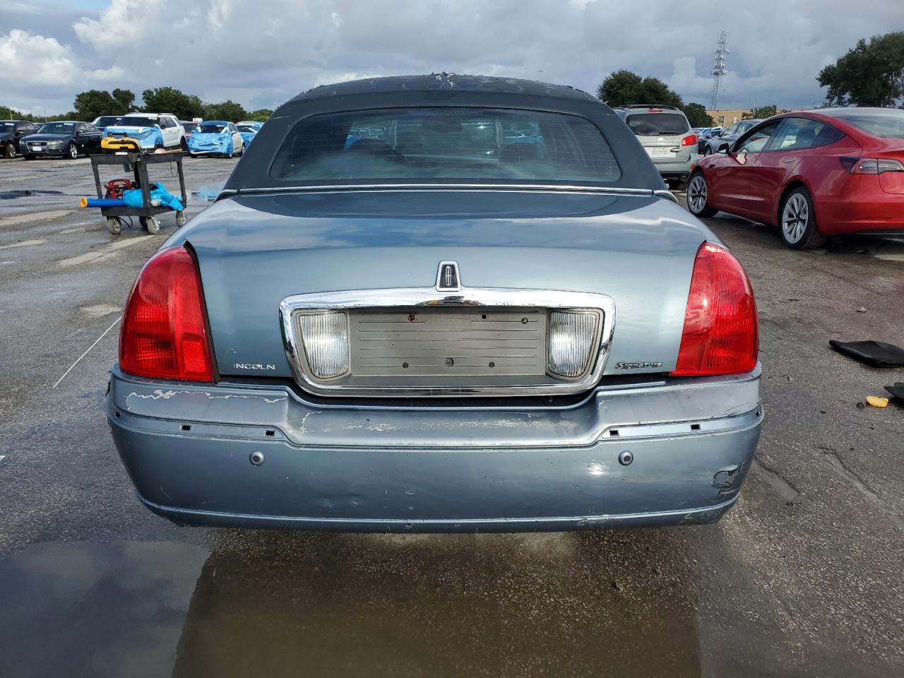 2004 Lincoln Town Car Executive Gray vin: 1LNHM81W84Y669323