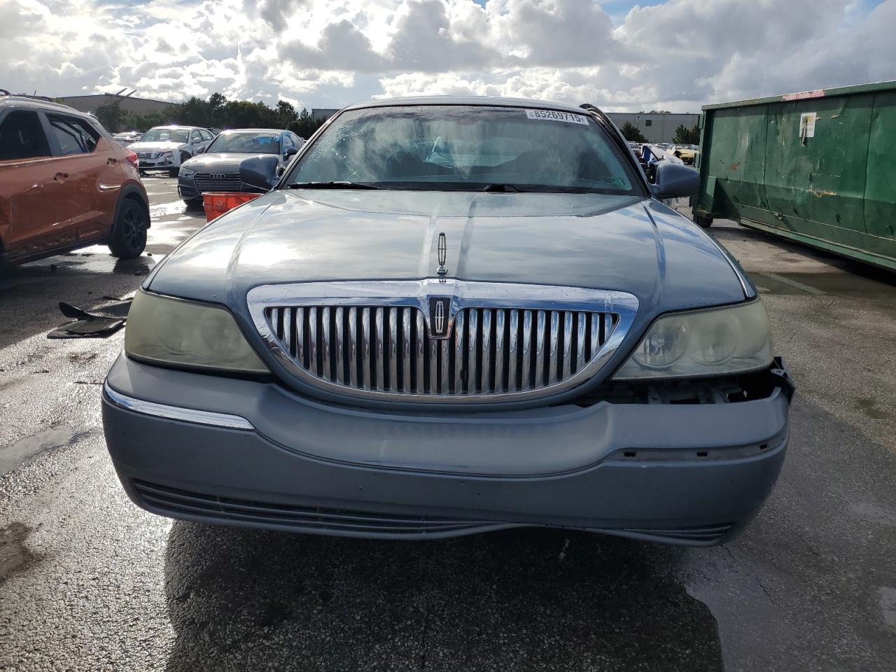 2004 Lincoln Town Car Executive Gray vin: 1LNHM81W84Y669323