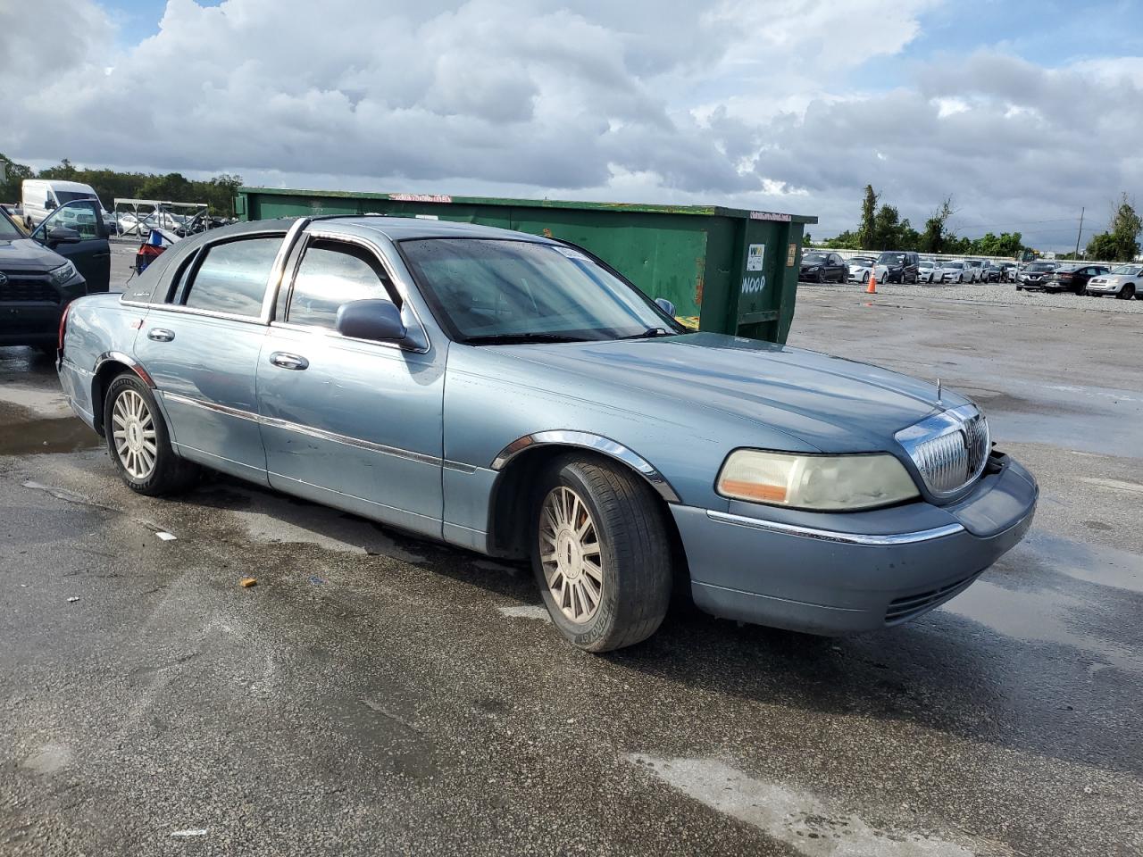 2004 Lincoln Town Car Executive Gray vin: 1LNHM81W84Y669323