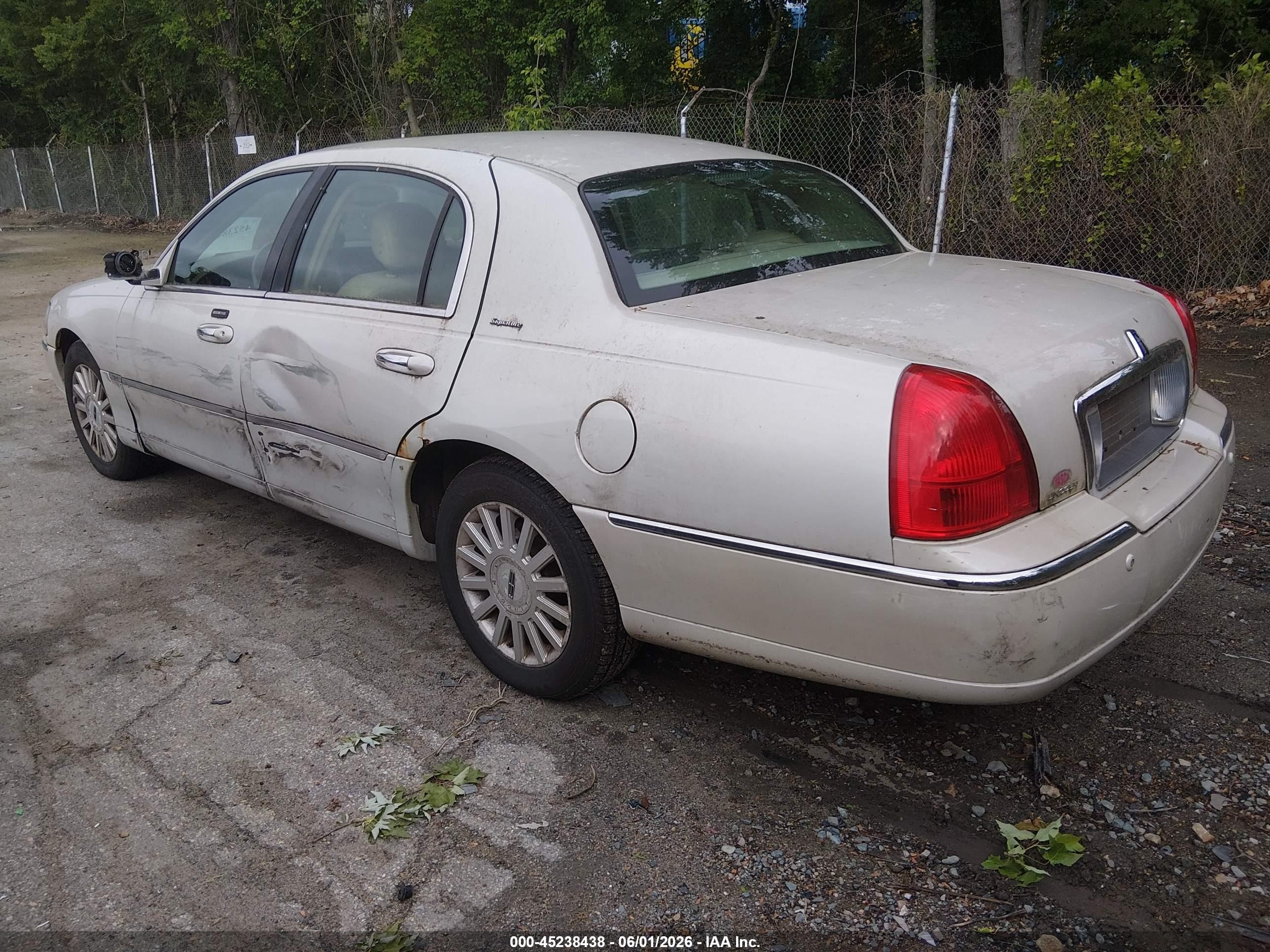 2004 Lincoln Town Car Signature White vin: 1LNHM81W84Y687742