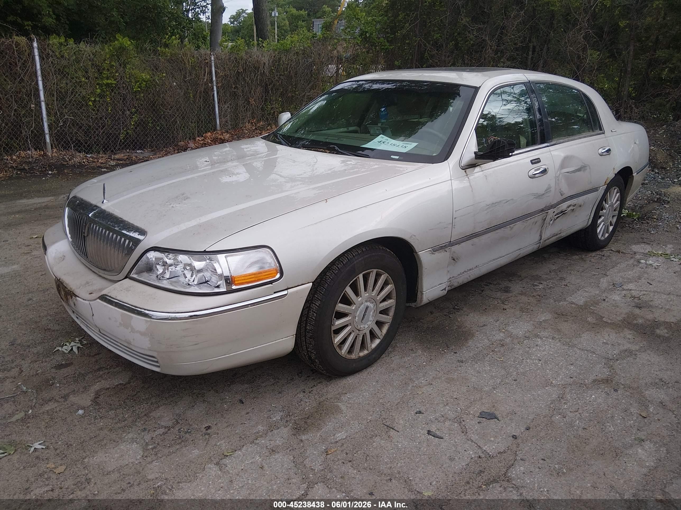 2004 Lincoln Town Car Signature White vin: 1LNHM81W84Y687742