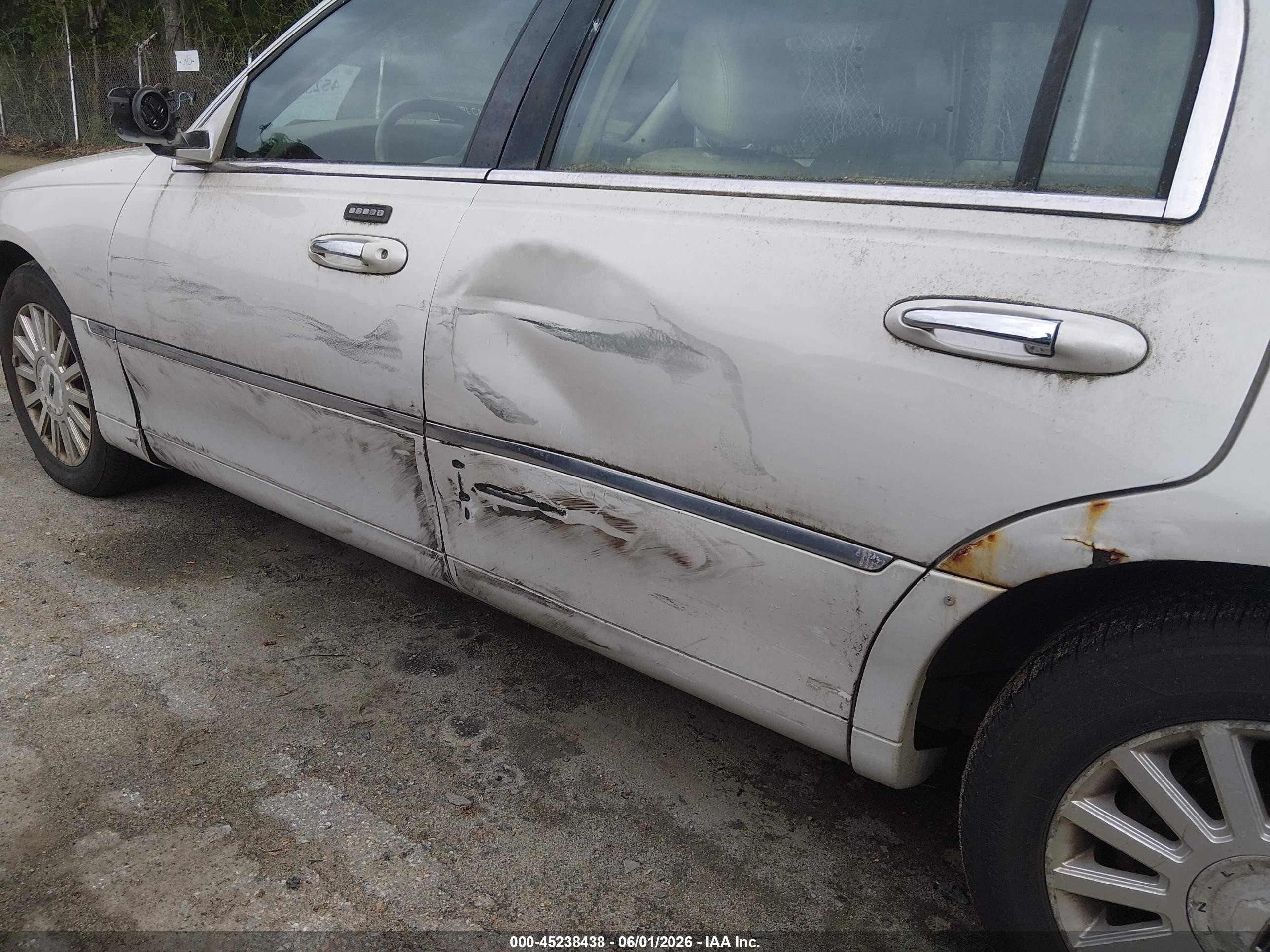 2004 Lincoln Town Car Signature White vin: 1LNHM81W84Y687742