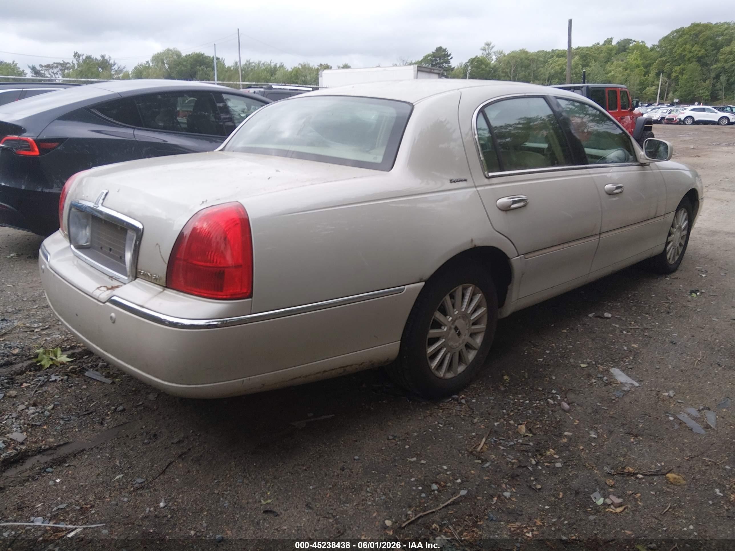 2004 Lincoln Town Car Signature White vin: 1LNHM81W84Y687742