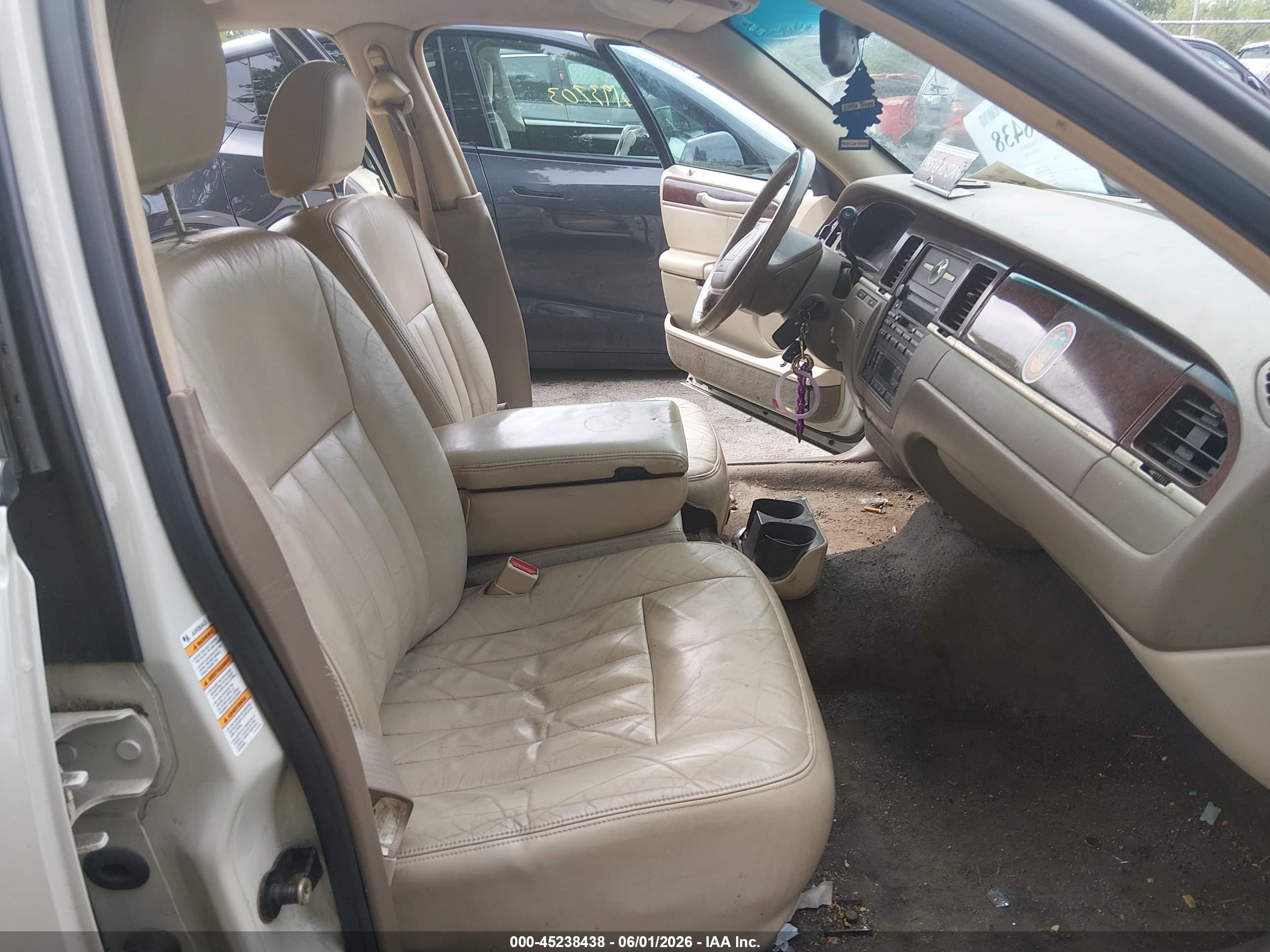 2004 Lincoln Town Car Signature White vin: 1LNHM81W84Y687742