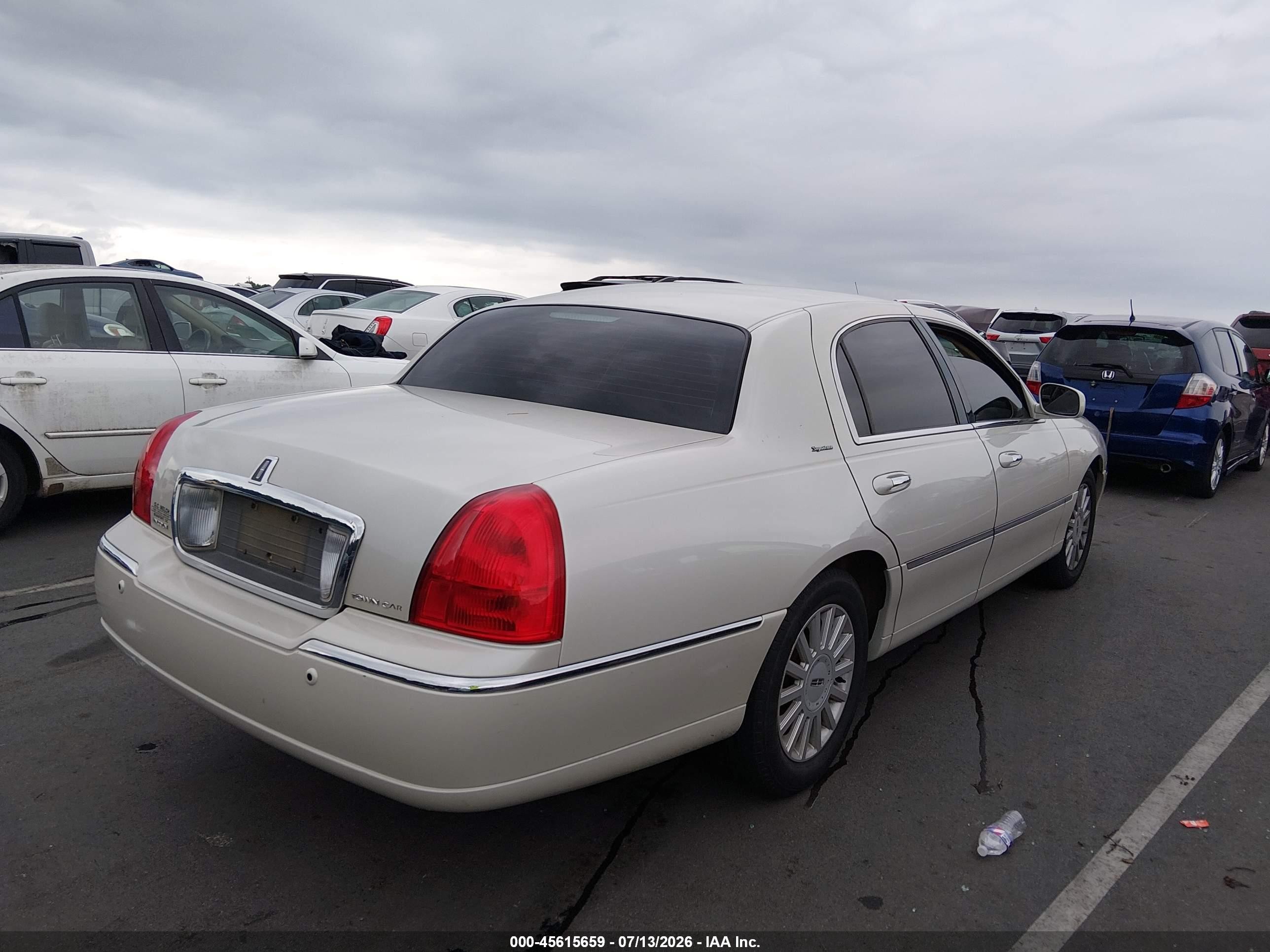 2005 Lincoln Town Car Signature White vin: 1LNHM81W85Y618020