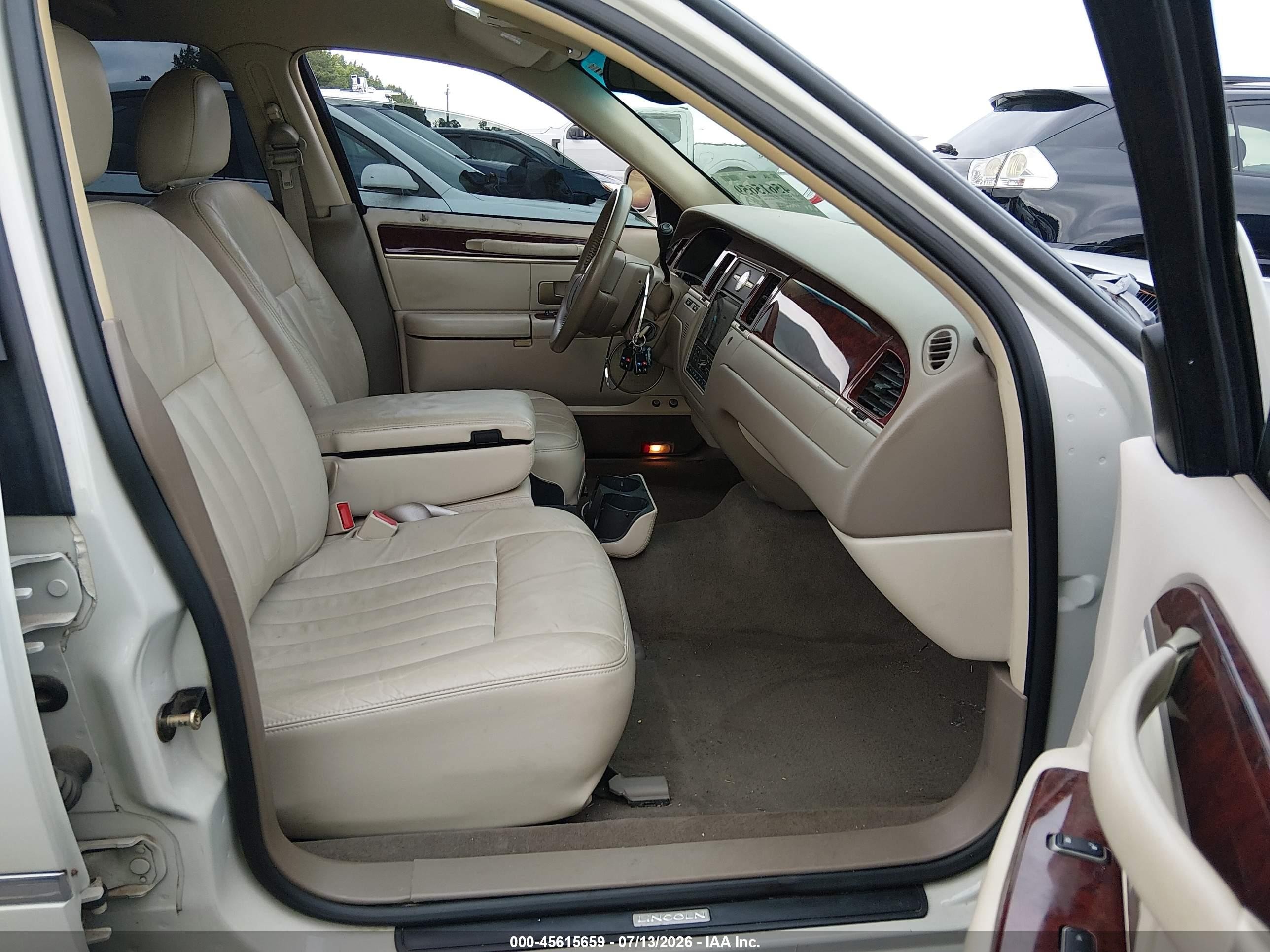 2005 Lincoln Town Car Signature White vin: 1LNHM81W85Y618020