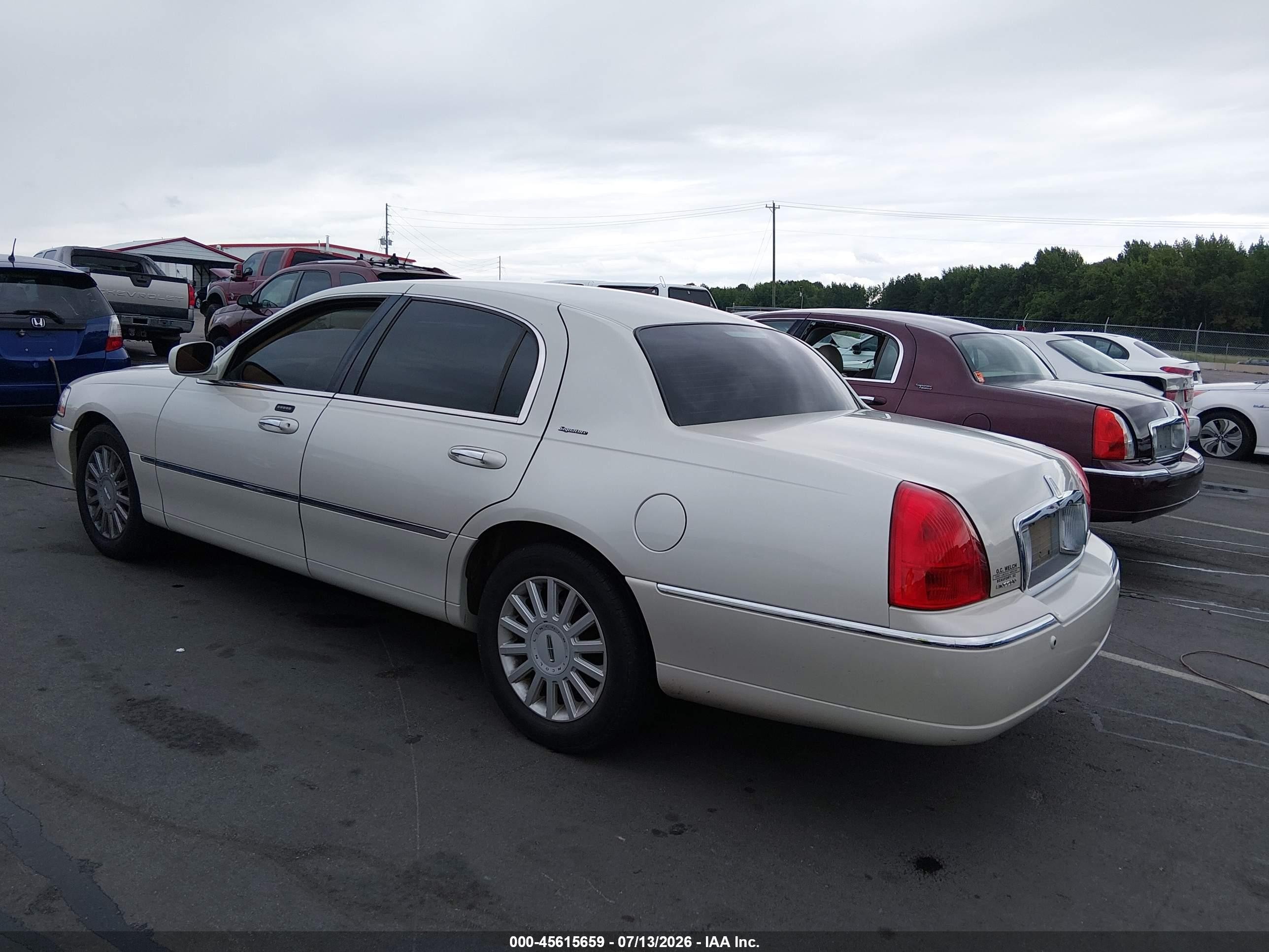 2005 Lincoln Town Car Signature White vin: 1LNHM81W85Y618020