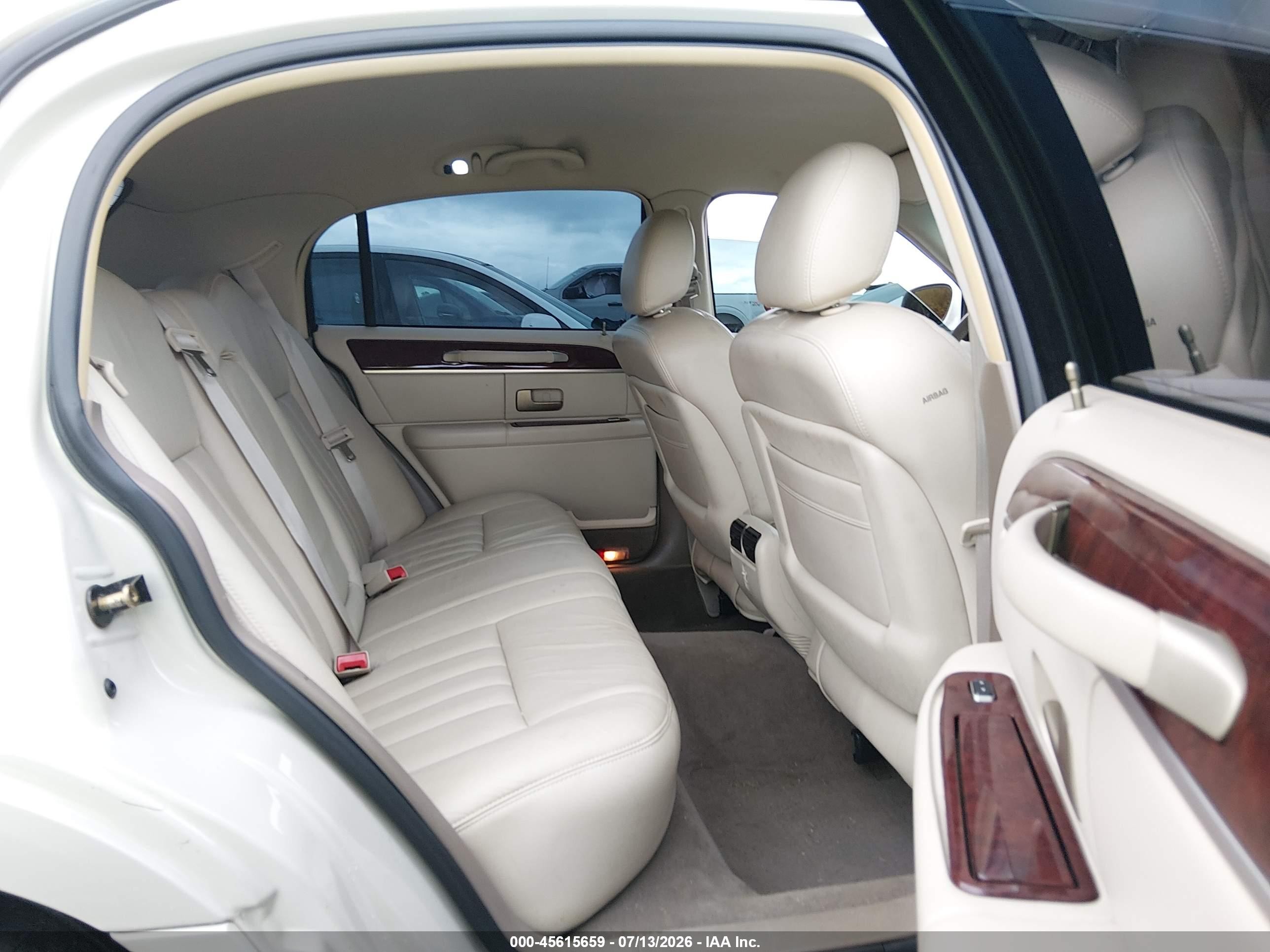 2005 Lincoln Town Car Signature White vin: 1LNHM81W85Y618020