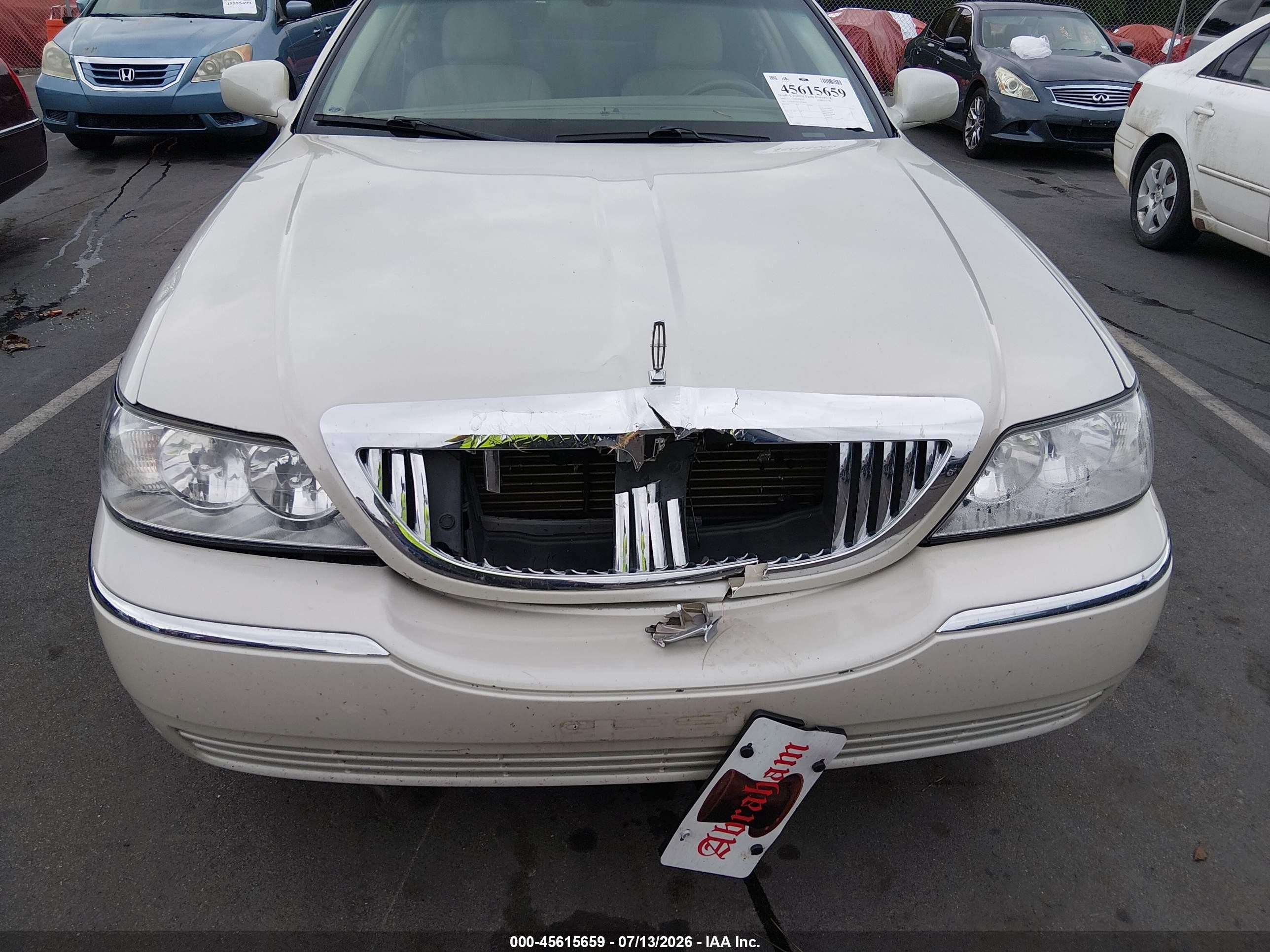 2005 Lincoln Town Car Signature White vin: 1LNHM81W85Y618020