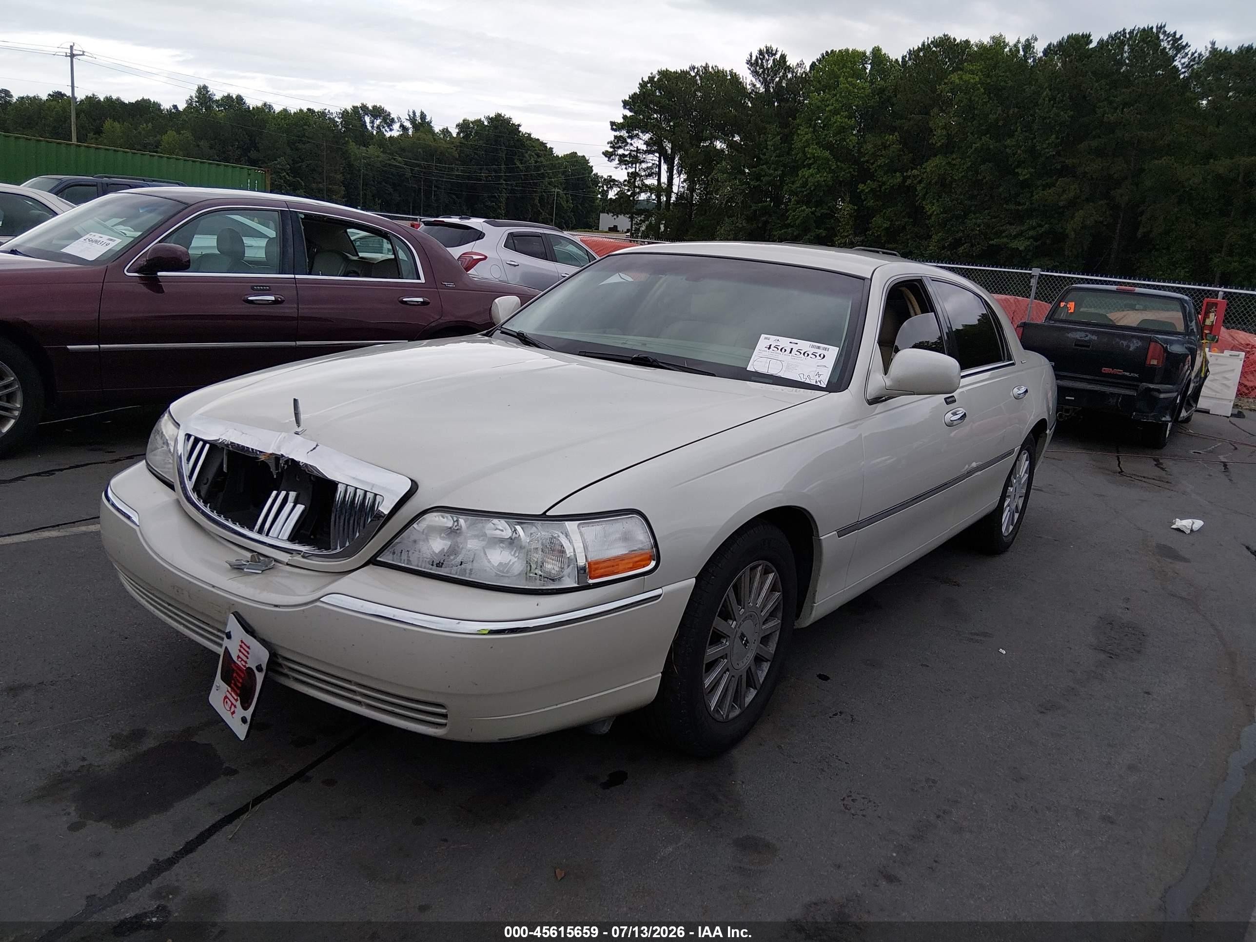 2005 Lincoln Town Car Signature White vin: 1LNHM81W85Y618020