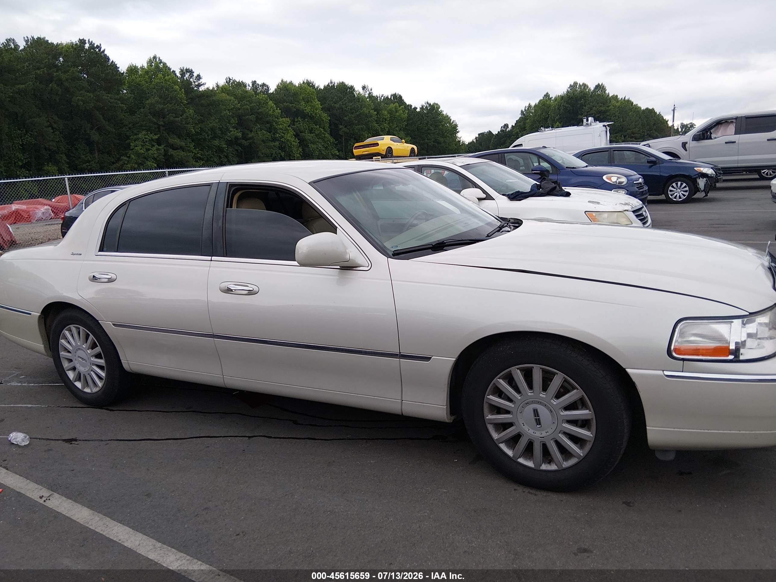 2005 Lincoln Town Car Signature White vin: 1LNHM81W85Y618020