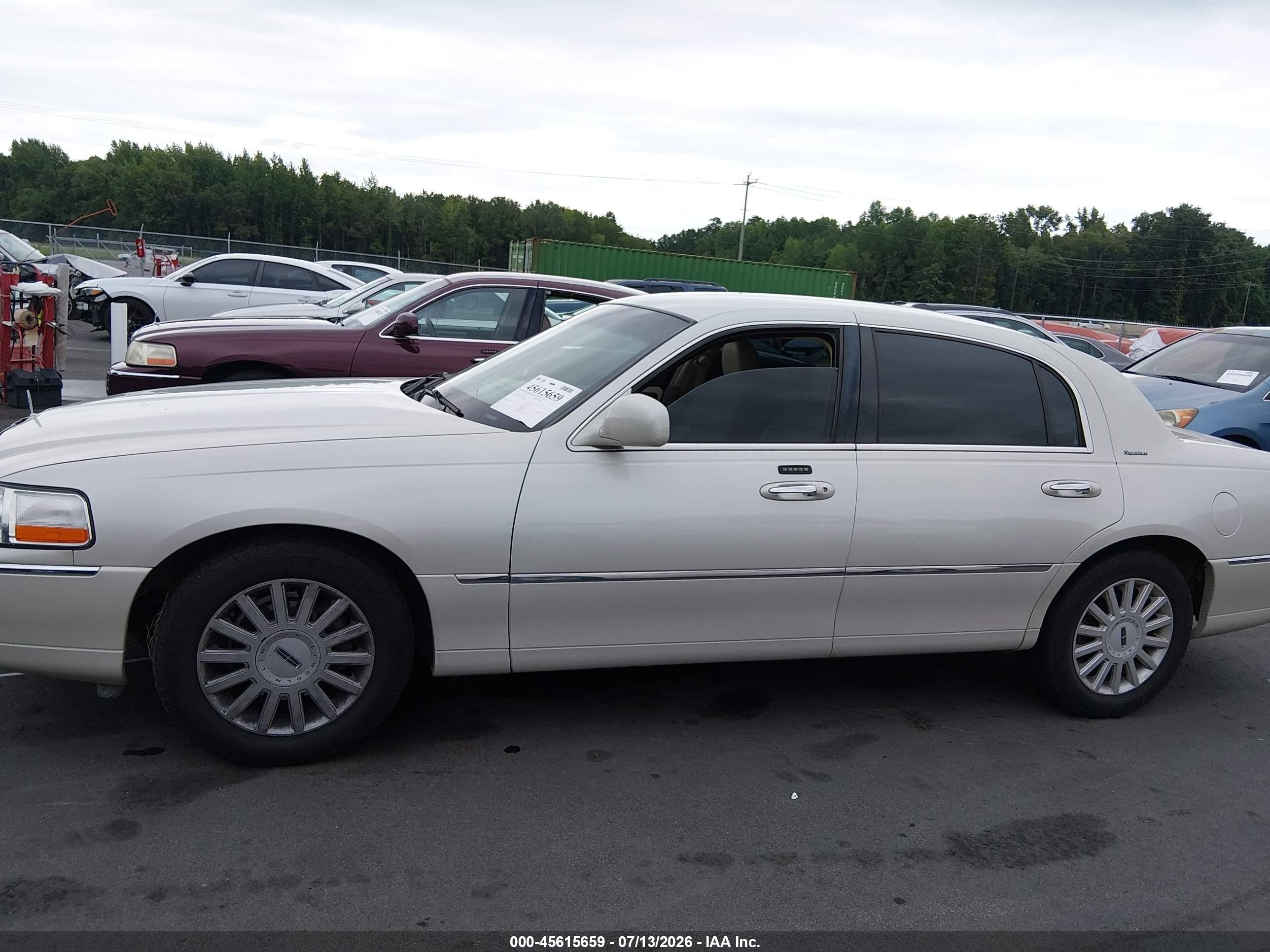 2005 Lincoln Town Car Signature White vin: 1LNHM81W85Y618020