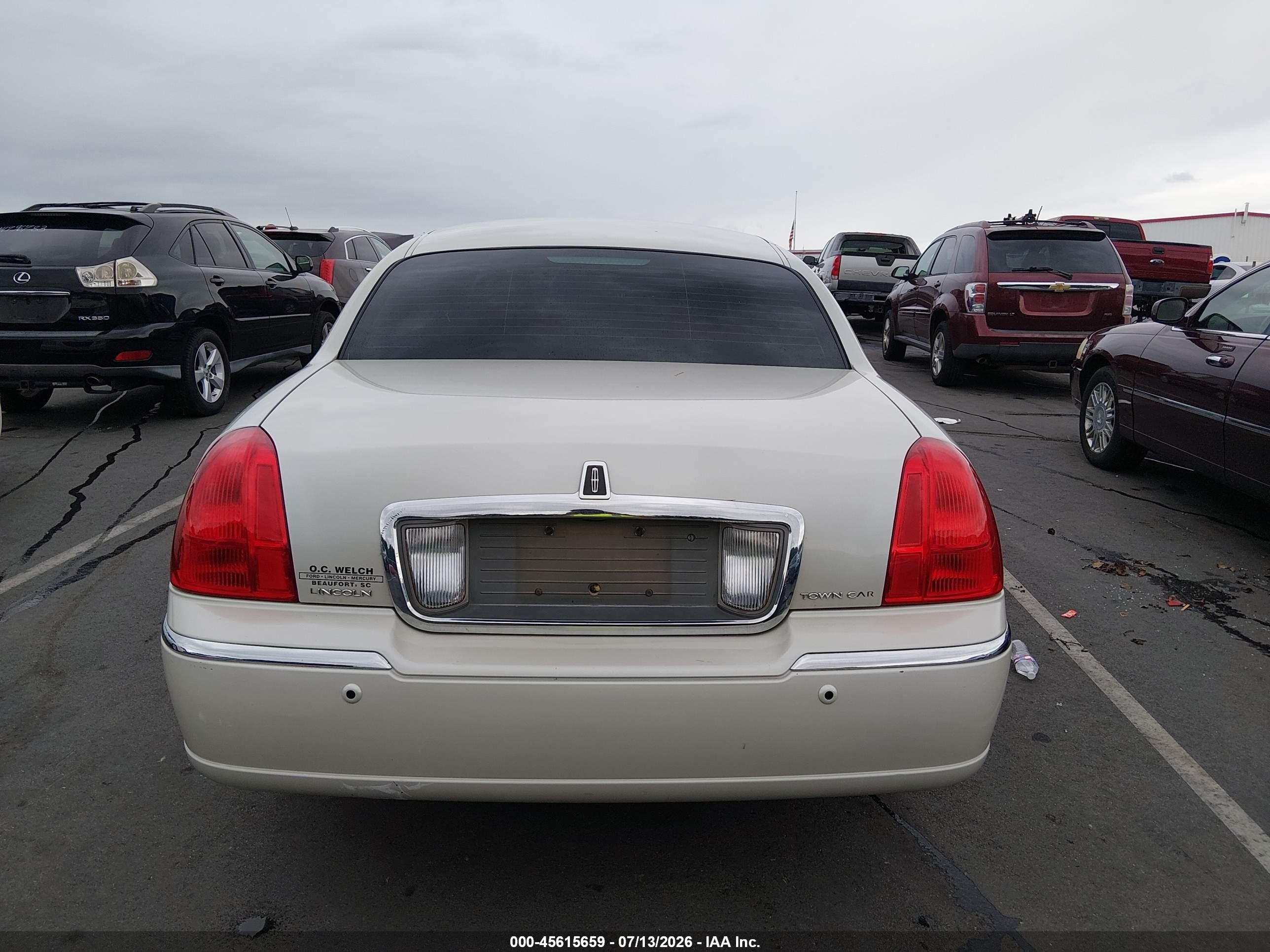 2005 Lincoln Town Car Signature White vin: 1LNHM81W85Y618020