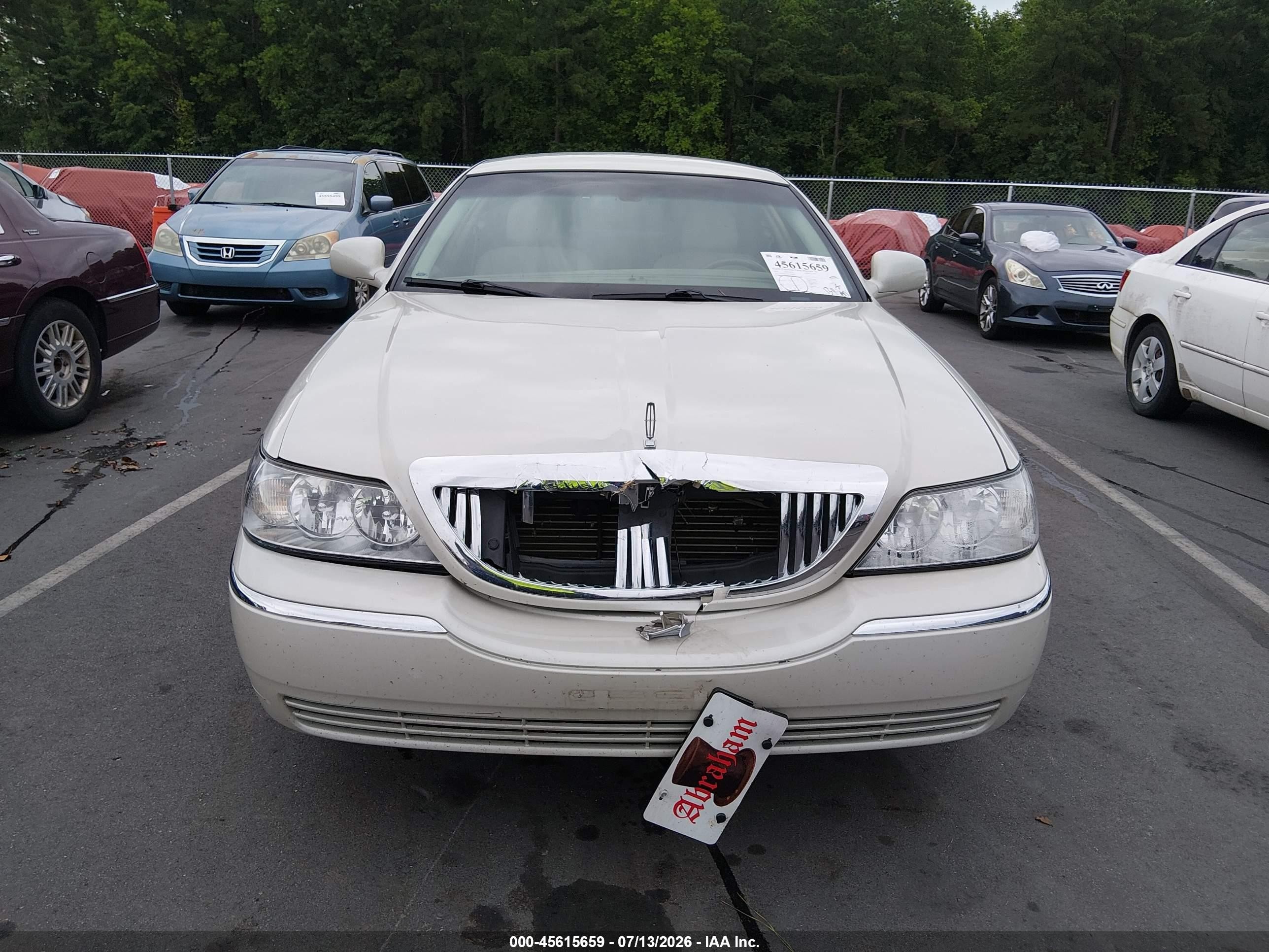 2005 Lincoln Town Car Signature White vin: 1LNHM81W85Y618020