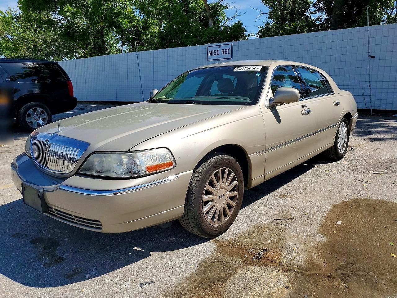 2005 Lincoln Town Car Signature Tan vin: 1LNHM81W85Y668867