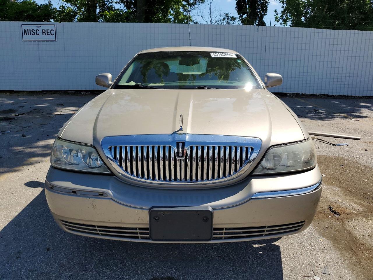 2005 Lincoln Town Car Signature Tan vin: 1LNHM81W85Y668867