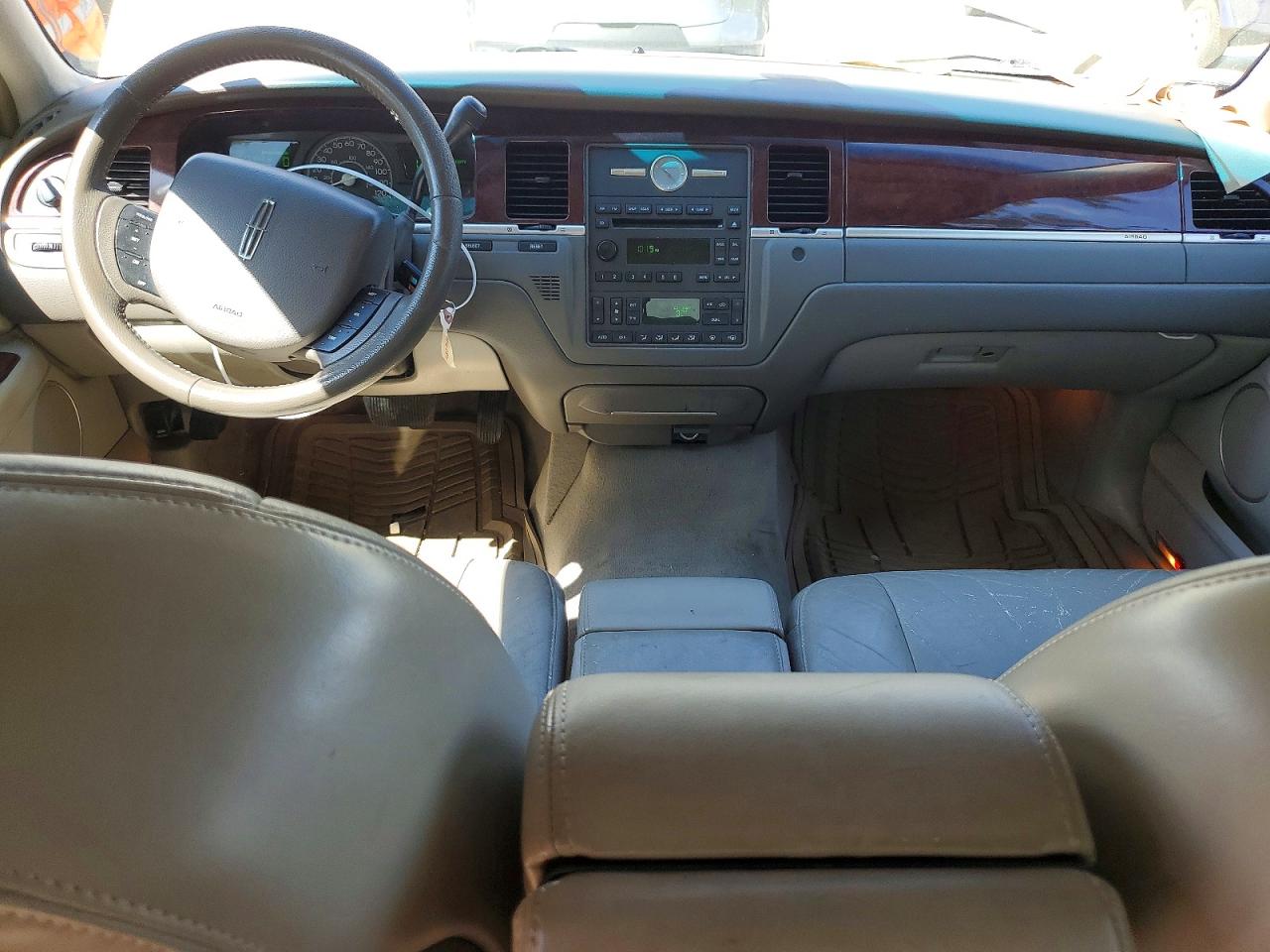 2005 Lincoln Town Car Signature Tan vin: 1LNHM81W85Y668867