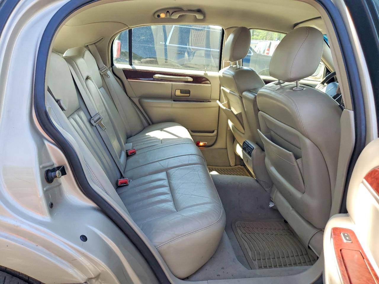 2005 Lincoln Town Car Signature Tan vin: 1LNHM81W85Y668867