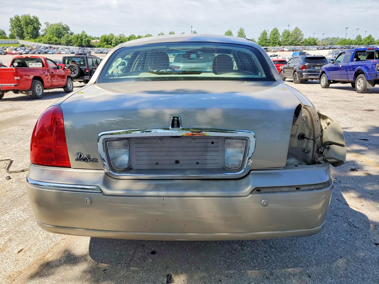 2005 Lincoln Town Car Signature Tan vin: 1LNHM81W85Y668867