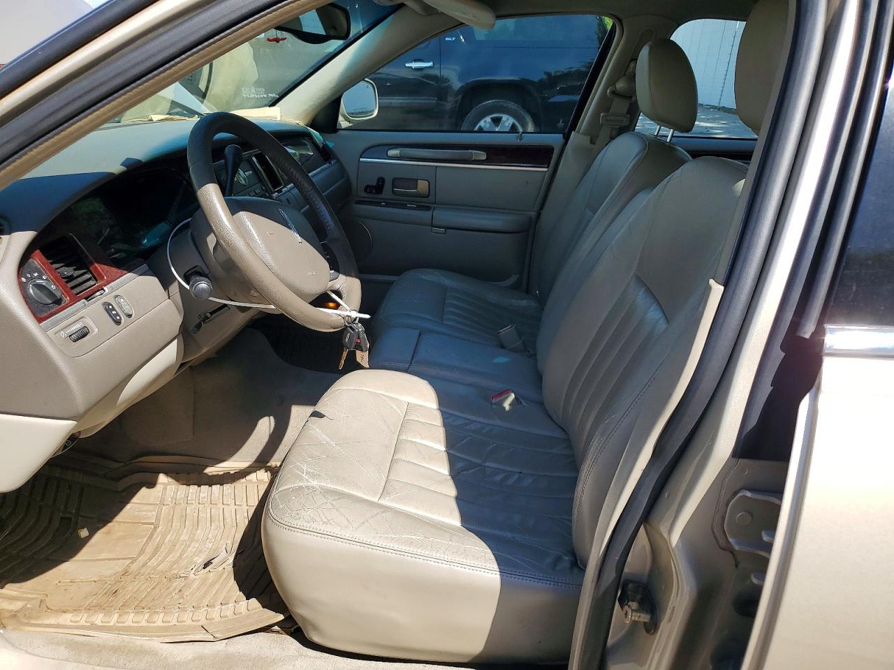 2005 Lincoln Town Car Signature Tan vin: 1LNHM81W85Y668867