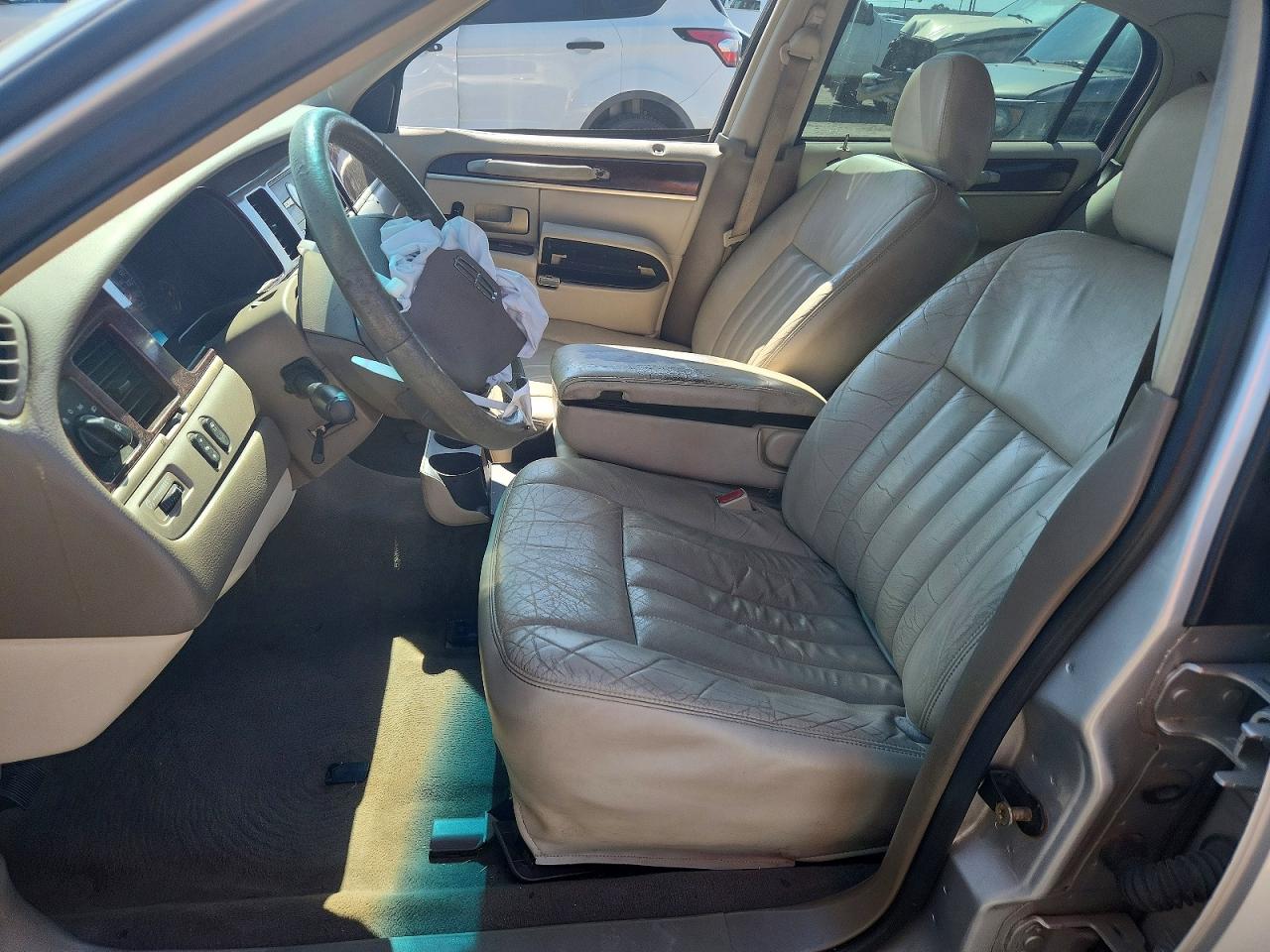 2005 Lincoln Town Car Signature Beige vin: 1LNHM81W85Y671803