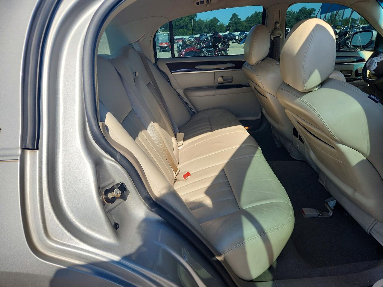 2005 Lincoln Town Car Signature Beige vin: 1LNHM81W85Y671803