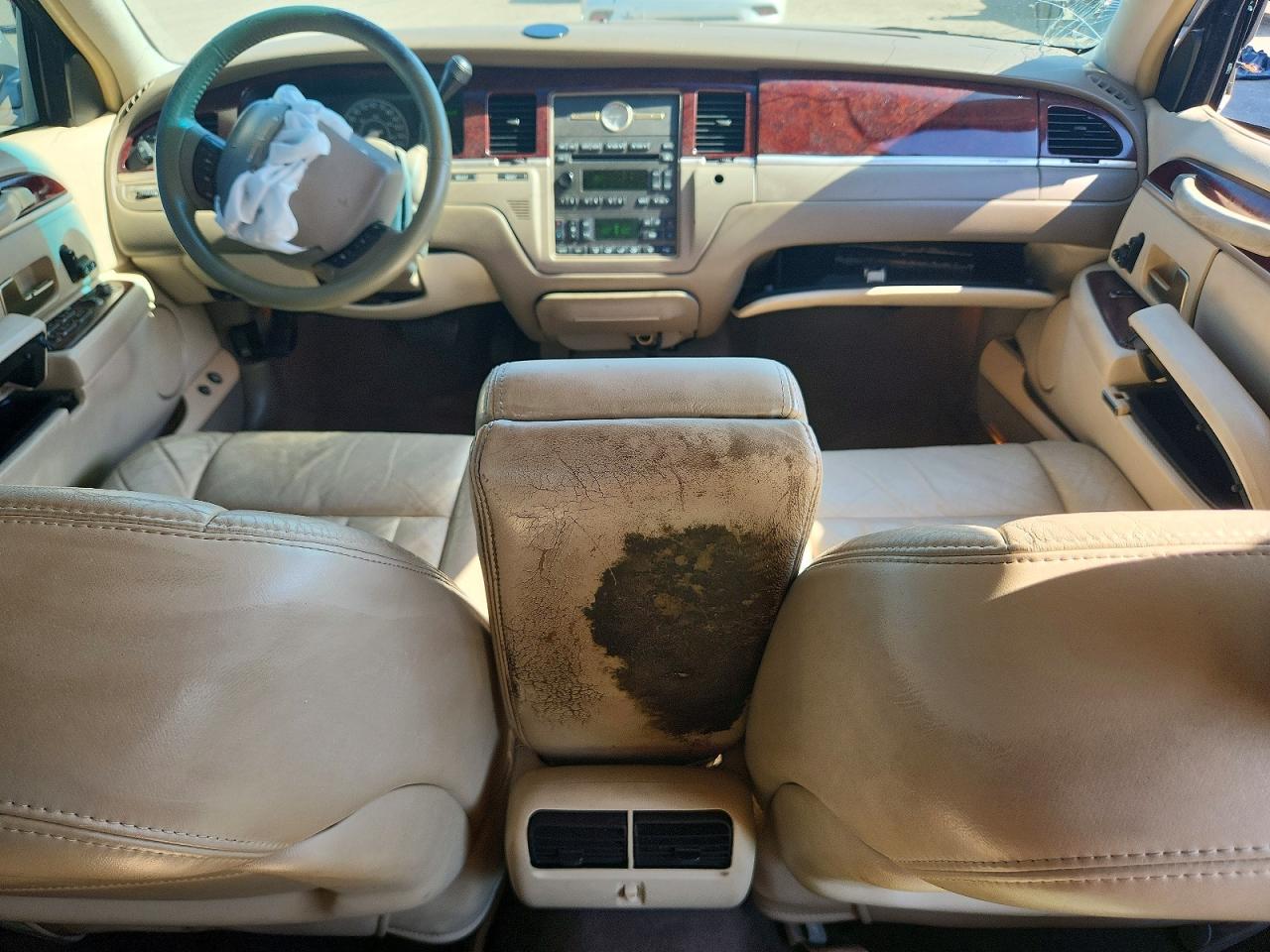 2005 Lincoln Town Car Signature Beige vin: 1LNHM81W85Y671803