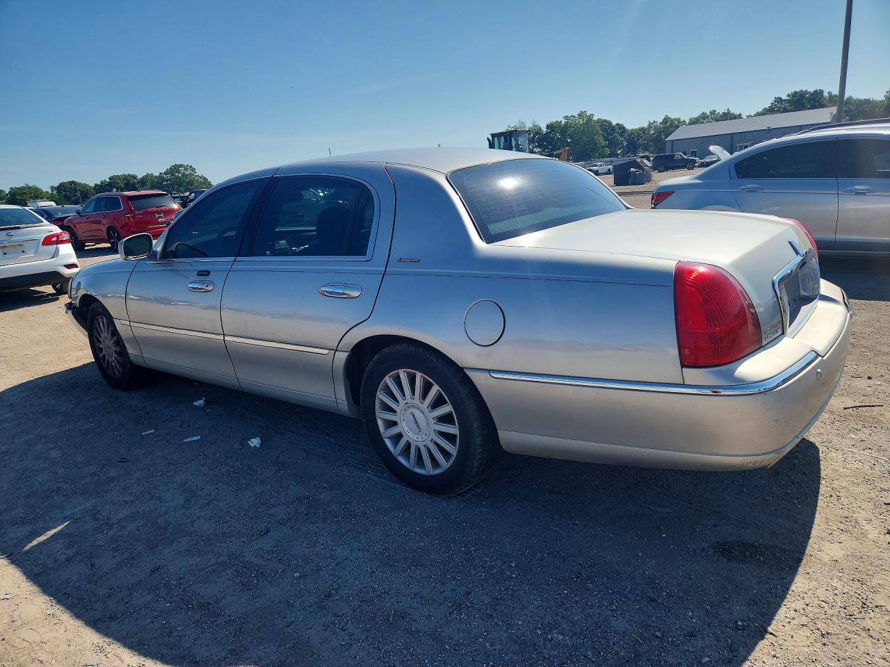 2005 Lincoln Town Car Signature Beige vin: 1LNHM81W85Y671803