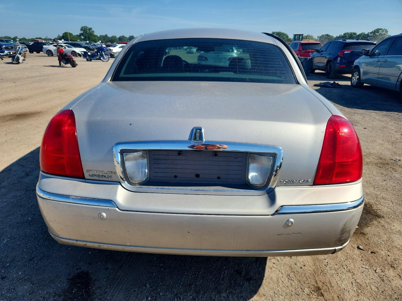 2005 Lincoln Town Car Signature Beige vin: 1LNHM81W85Y671803