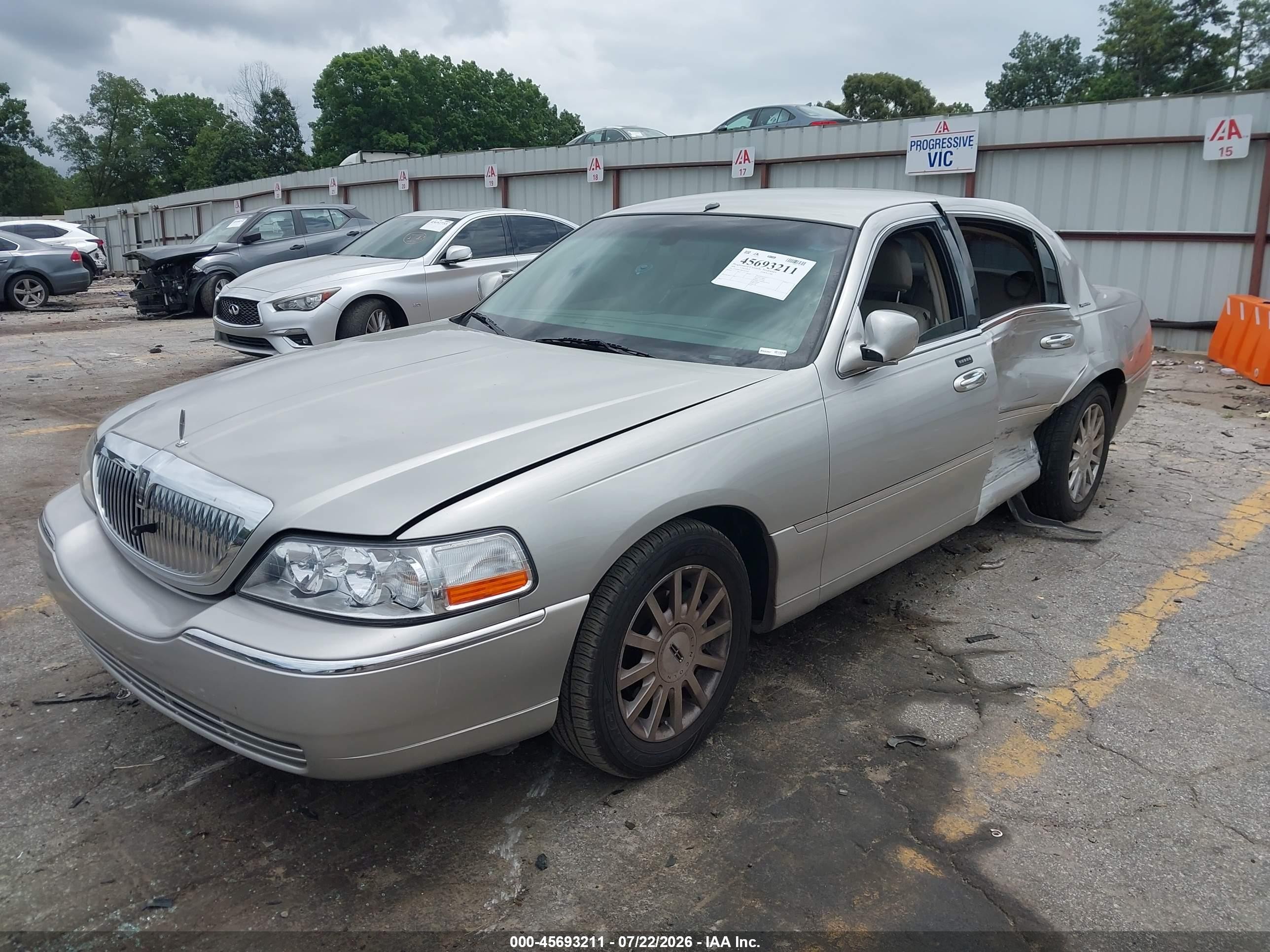 2006 Lincoln Town Car Signature Silver vin: 1LNHM81W86Y603941