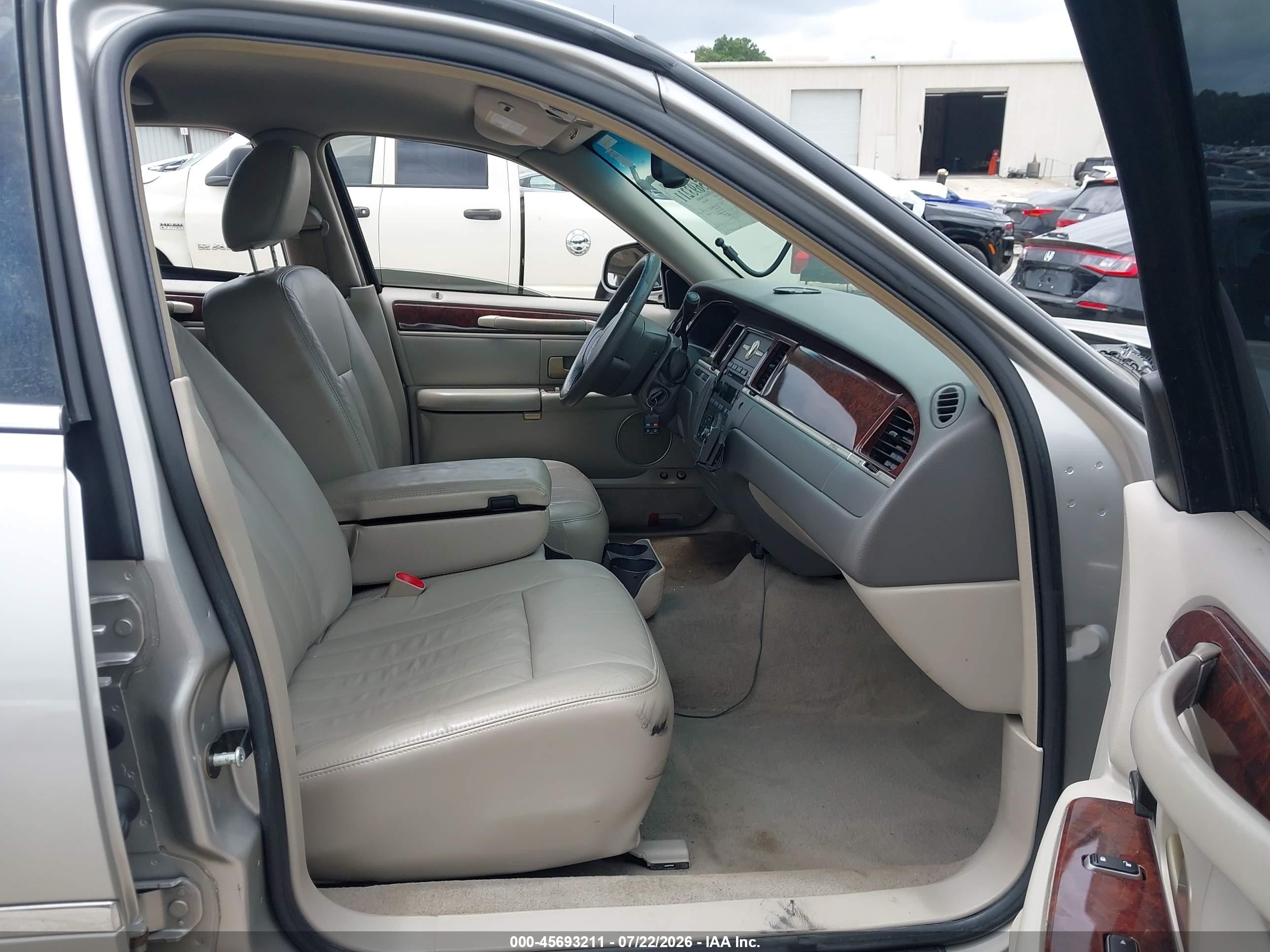 2006 Lincoln Town Car Signature Silver vin: 1LNHM81W86Y603941