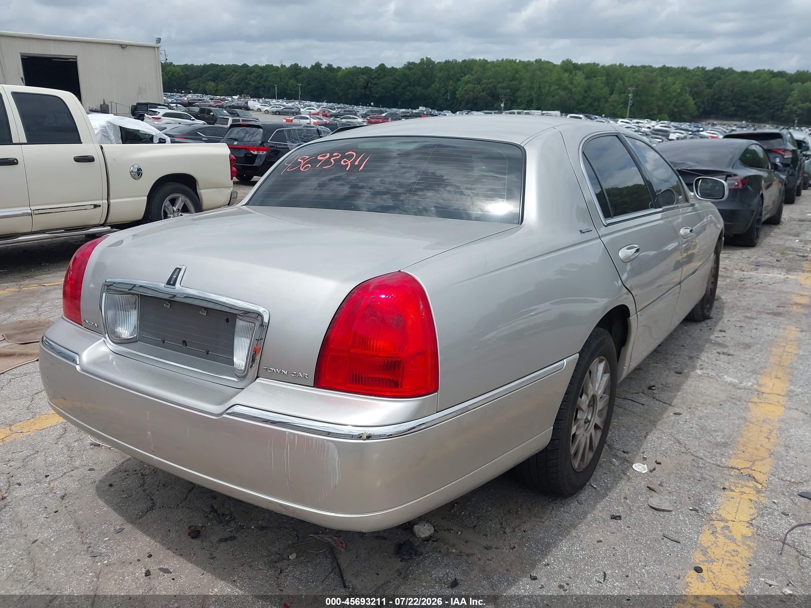 2006 Lincoln Town Car Signature Silver vin: 1LNHM81W86Y603941