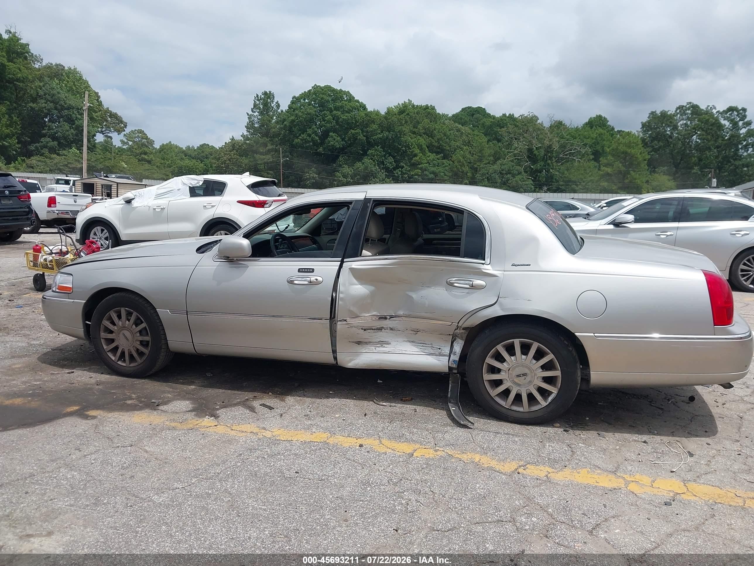 2006 Lincoln Town Car Signature Silver vin: 1LNHM81W86Y603941