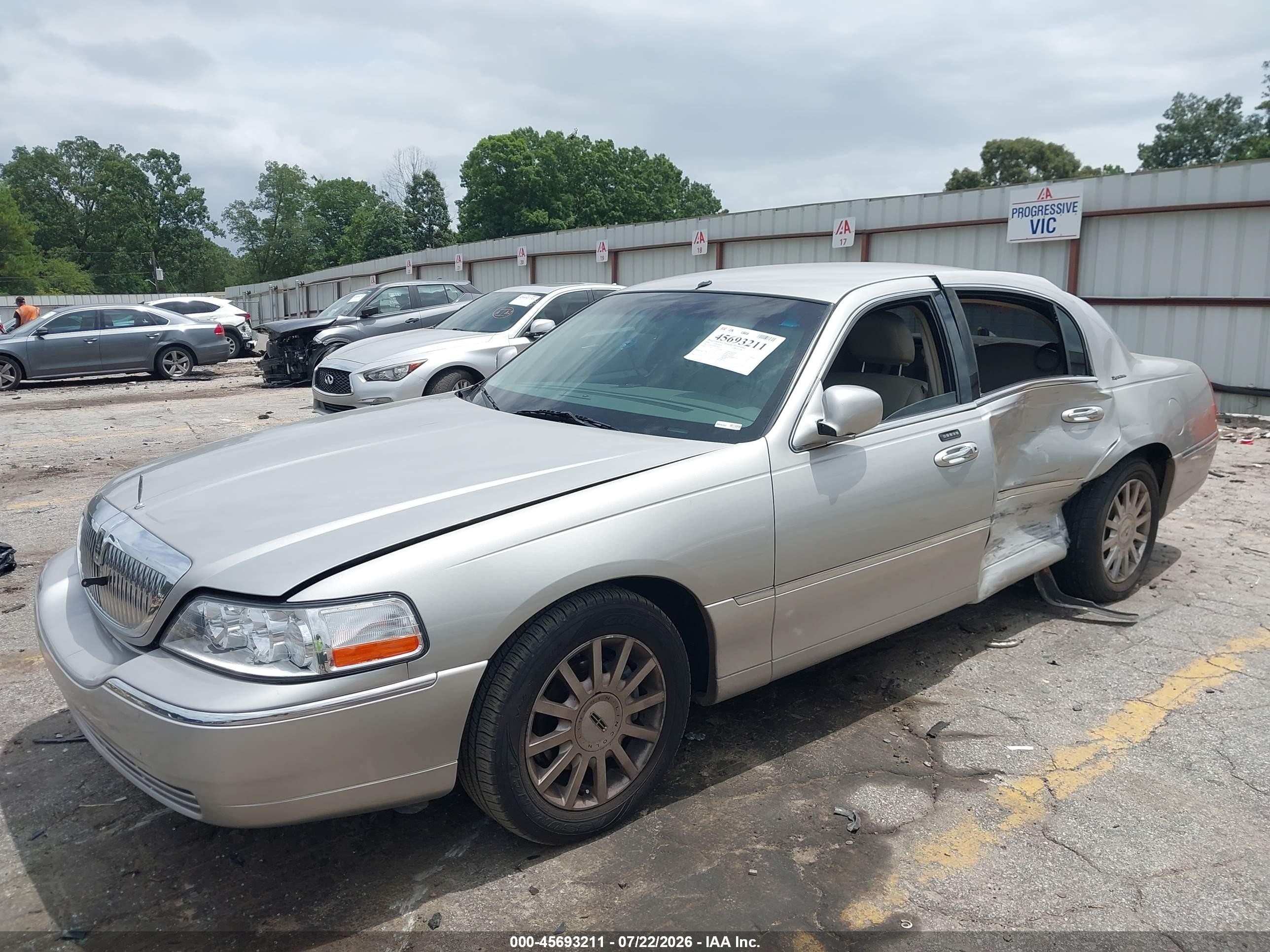 2006 Lincoln Town Car Signature Silver vin: 1LNHM81W86Y603941