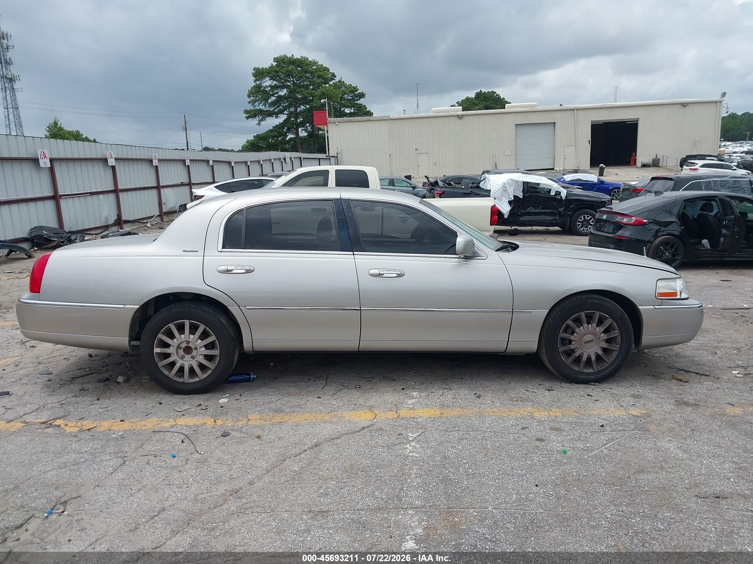 2006 Lincoln Town Car Signature Silver vin: 1LNHM81W86Y603941