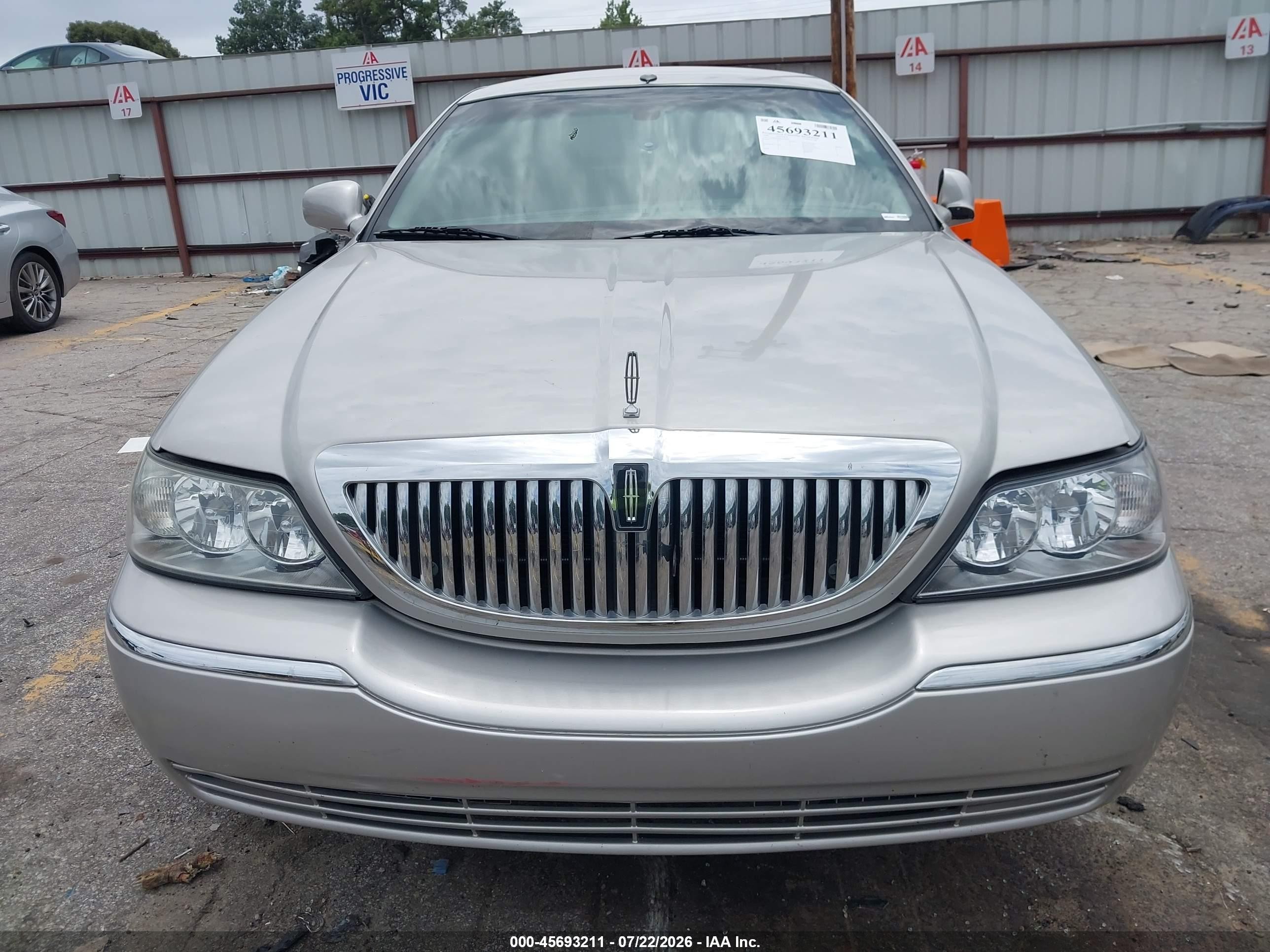 2006 Lincoln Town Car Signature Silver vin: 1LNHM81W86Y603941