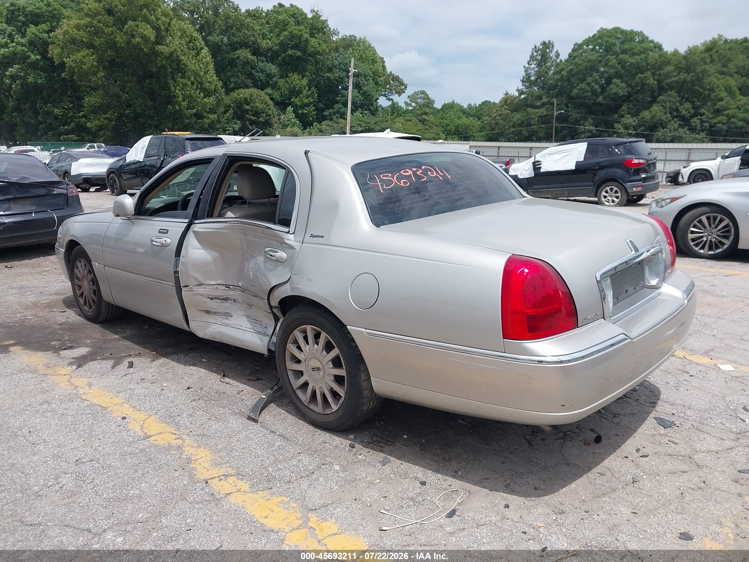 2006 Lincoln Town Car Signature Silver vin: 1LNHM81W86Y603941