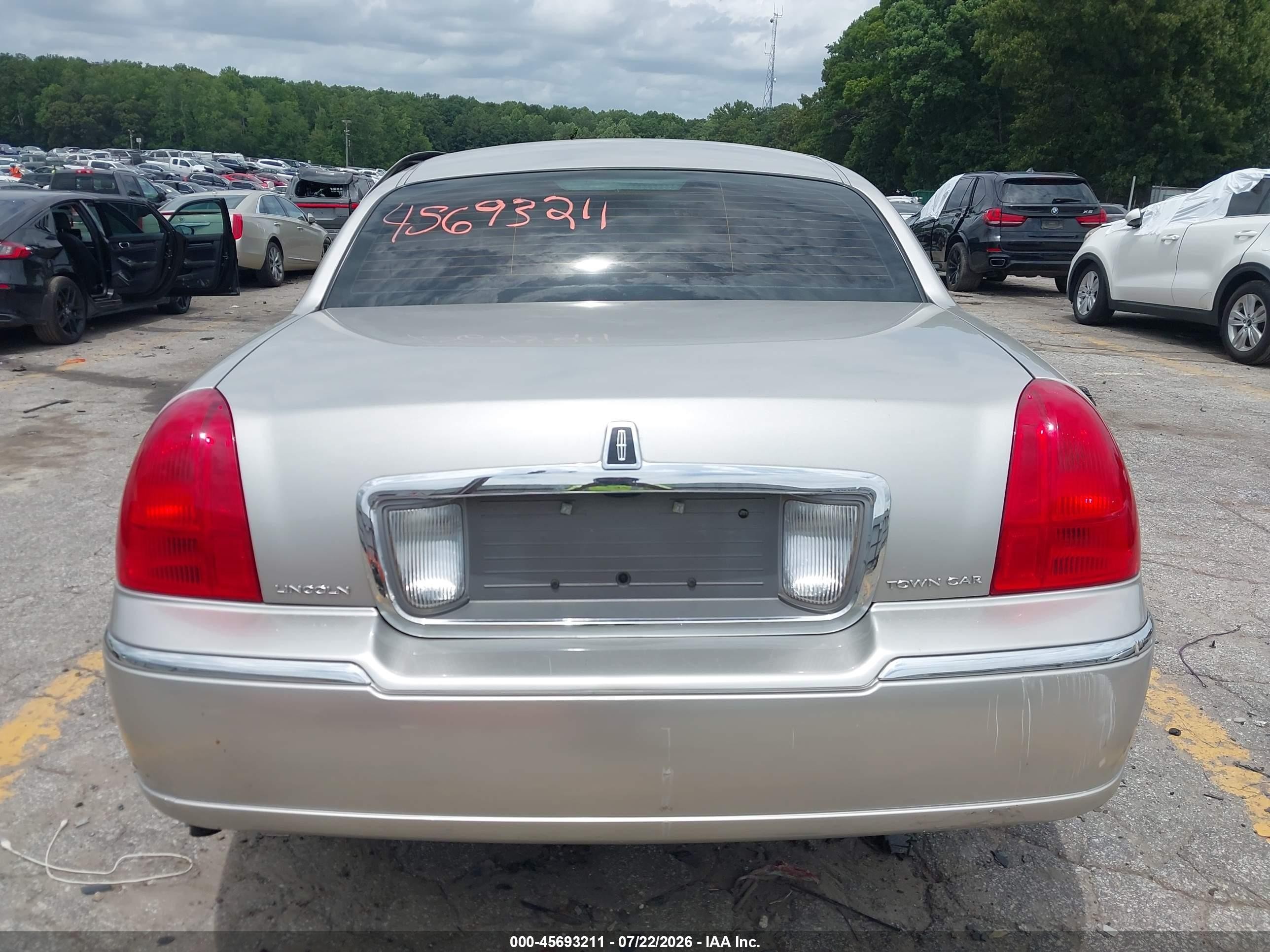 2006 Lincoln Town Car Signature Silver vin: 1LNHM81W86Y603941