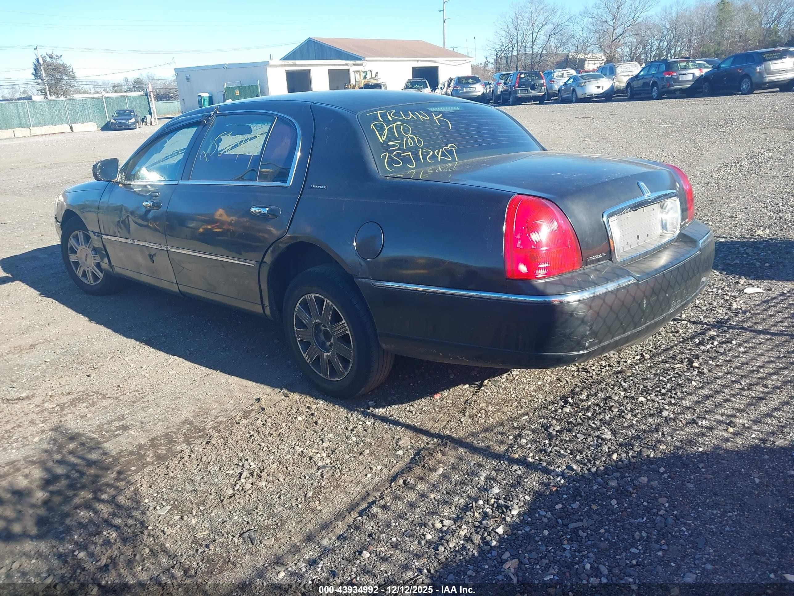2004 Lincoln Town Car Signature Black vin: 1LNHM81W94Y610037