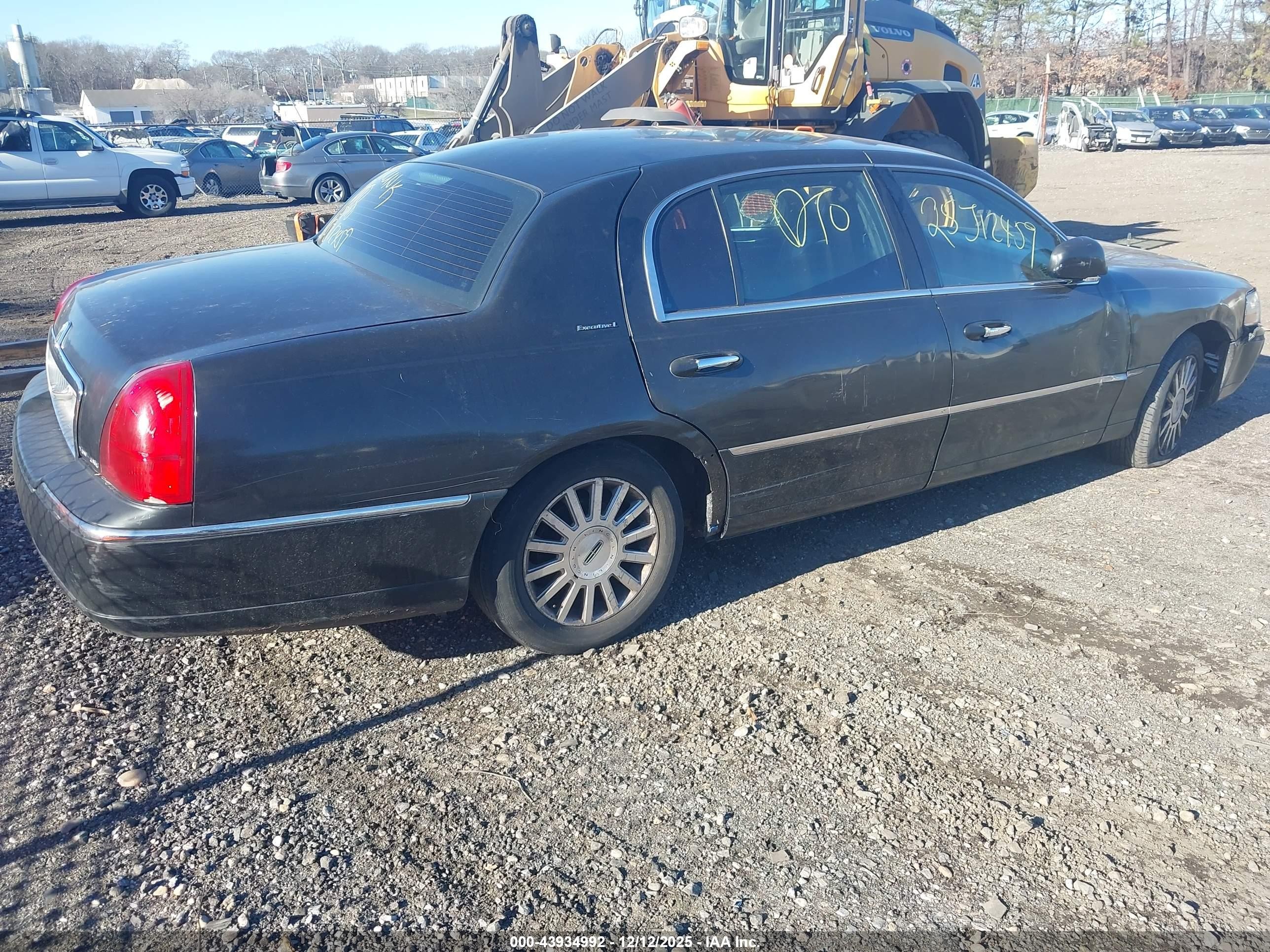 2004 Lincoln Town Car Signature Black vin: 1LNHM81W94Y610037