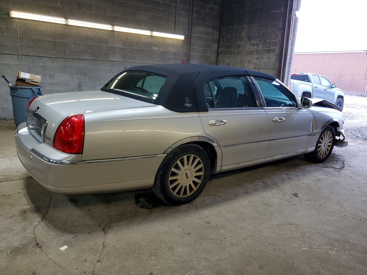 2004 Lincoln Town Car Executive Silver vin: 1LNHM81W94Y615917